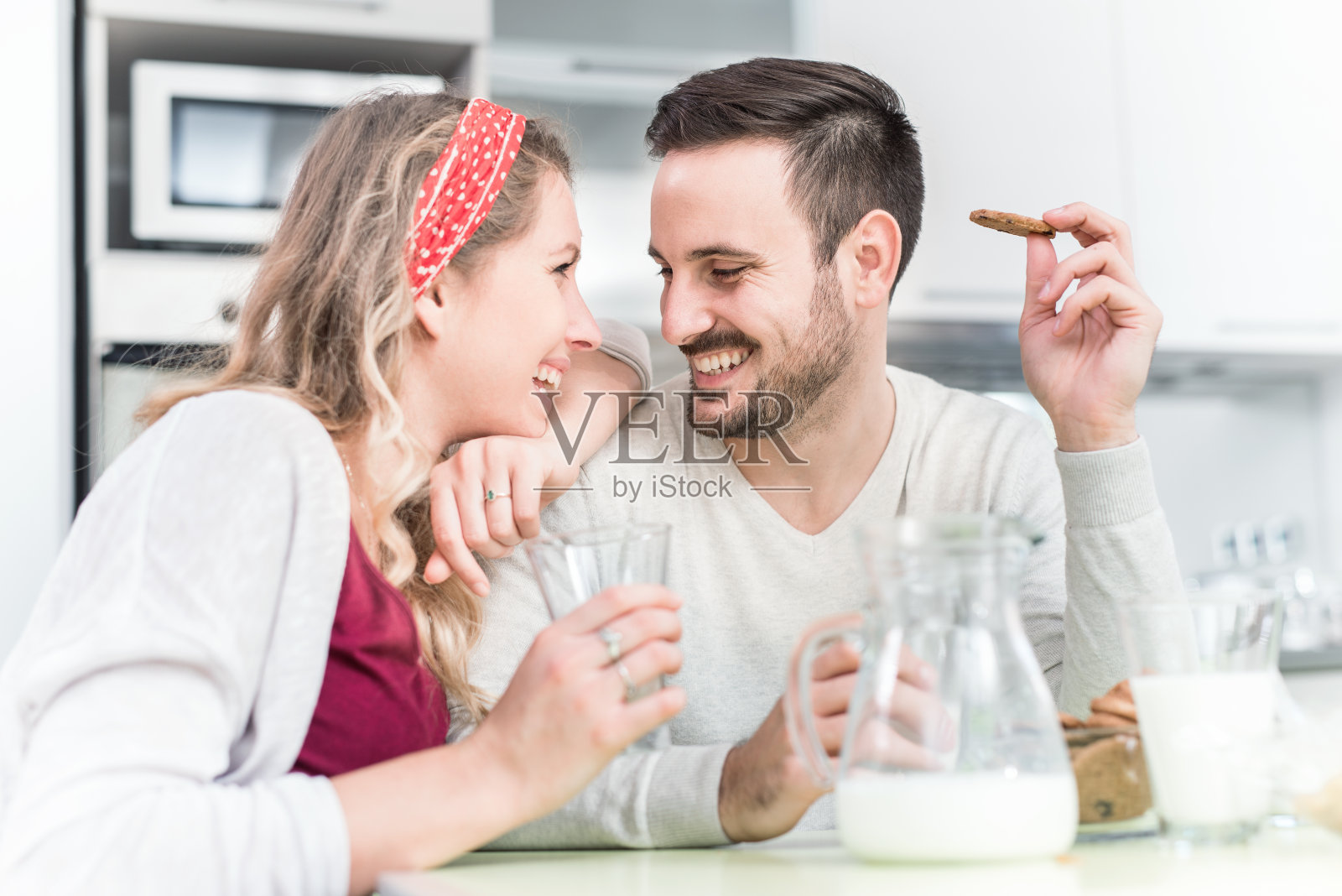 可爱的夫妇在家里吃早餐照片摄影图片