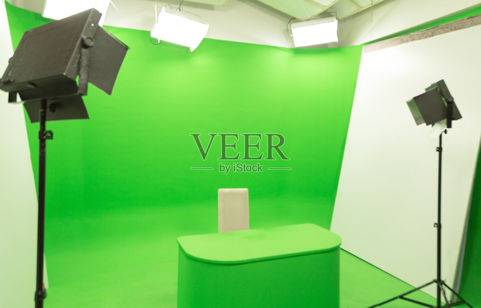 绿屏色度键背景设置现代电视演播室照片摄影图片