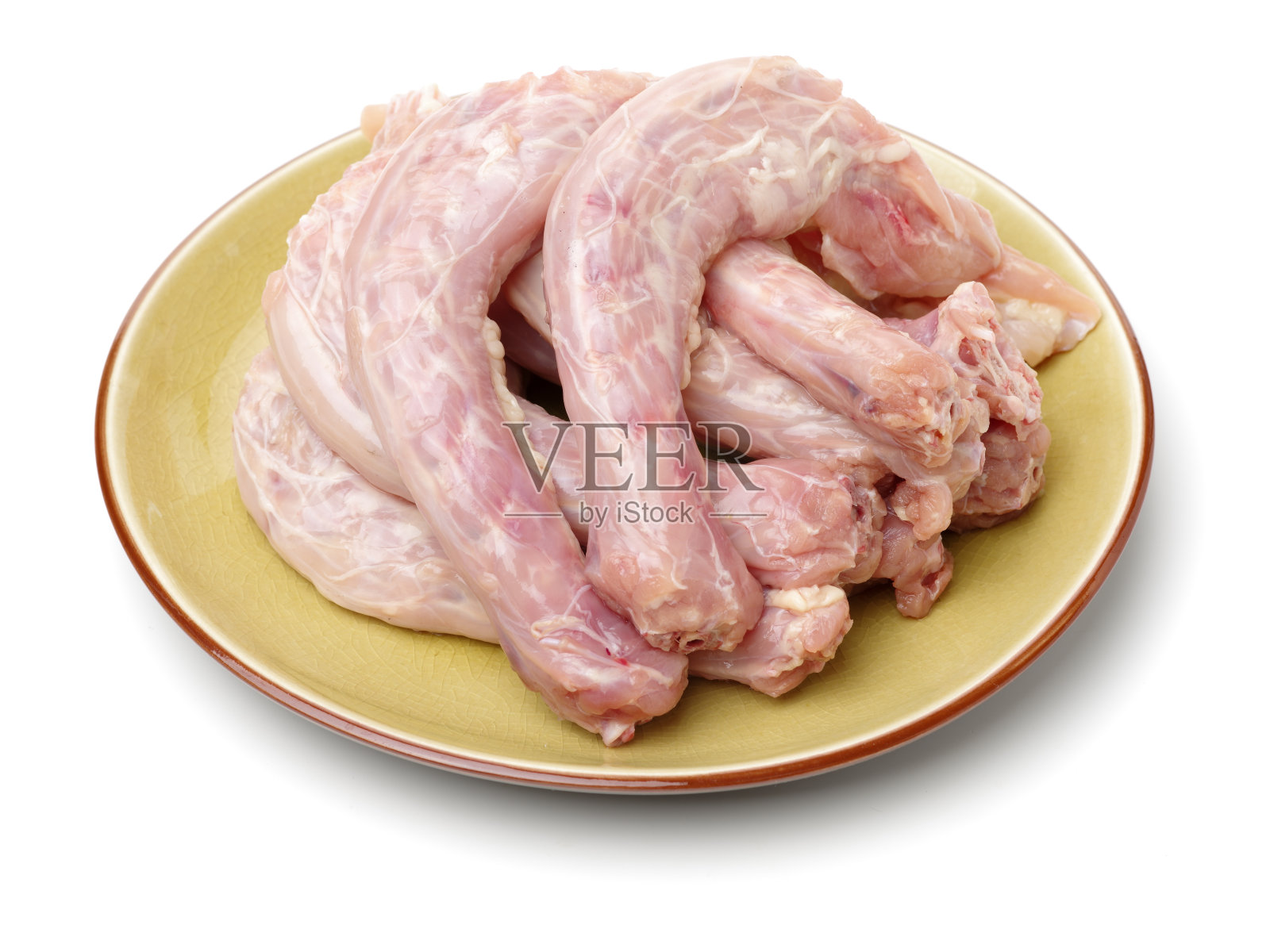 鸡颈肉放在盘子上孤立在白色的背景上照片摄影图片
