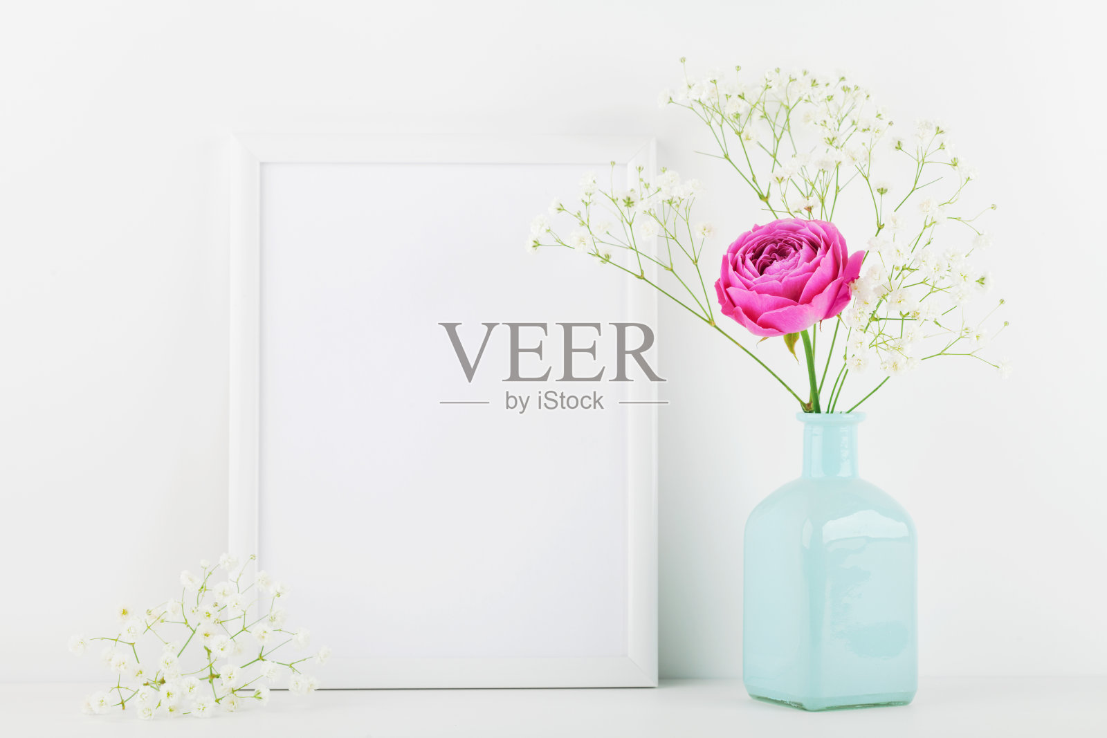 镜框装饰玫瑰花花瓶在白色的背景模型。照片摄影图片
