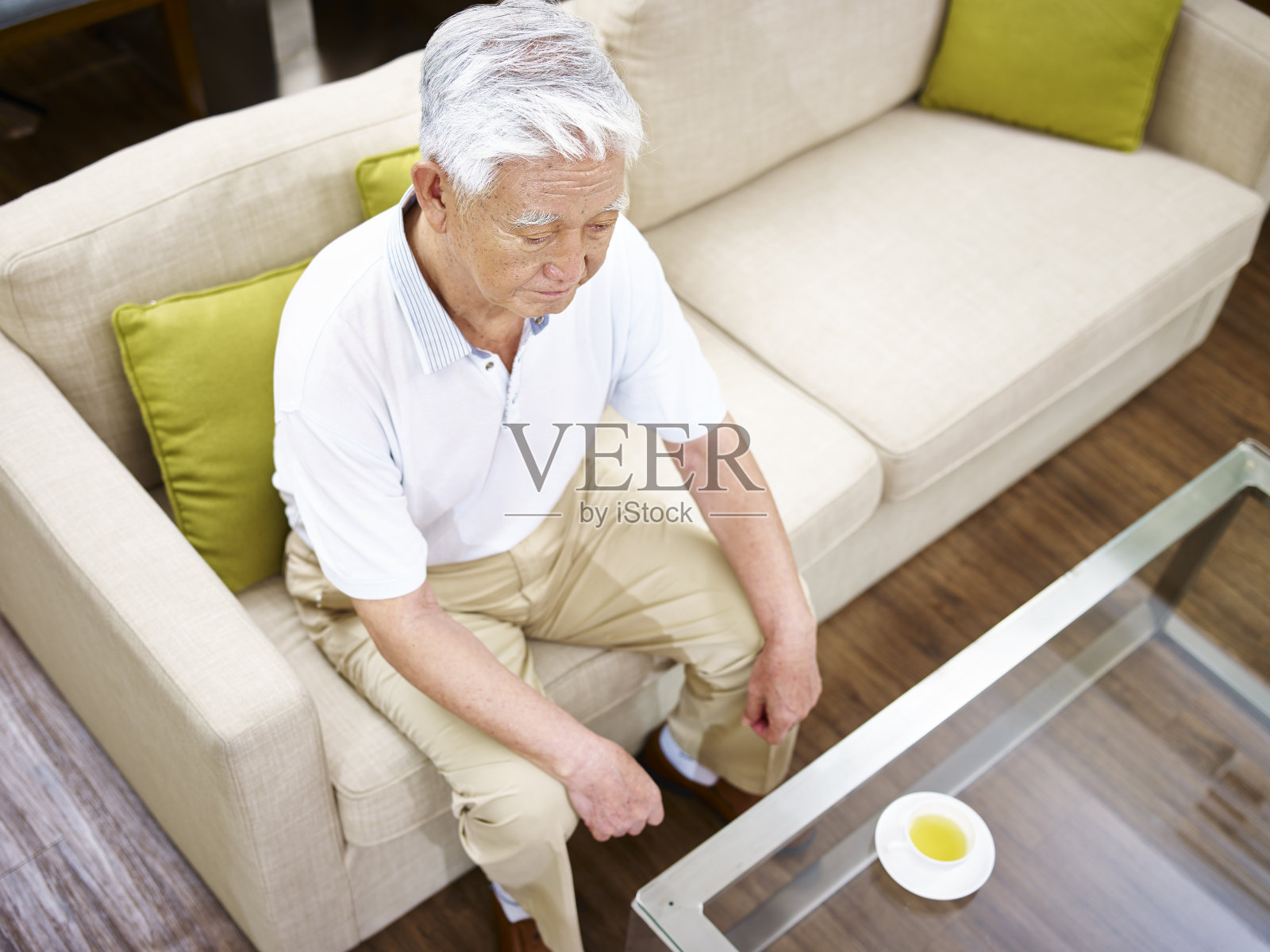 一个老男人独自坐在沙发上照片摄影图片