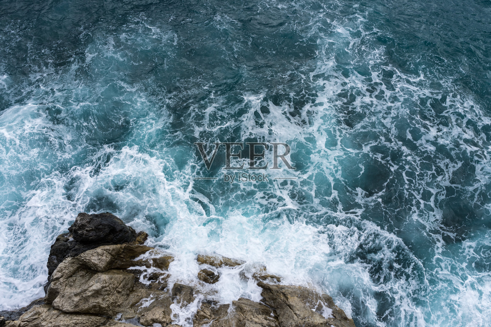 意大利波西塔诺秋季暴风雨来临前，危险的海浪拍打着岩石海岸，溅起浪花和泡沫照片摄影图片