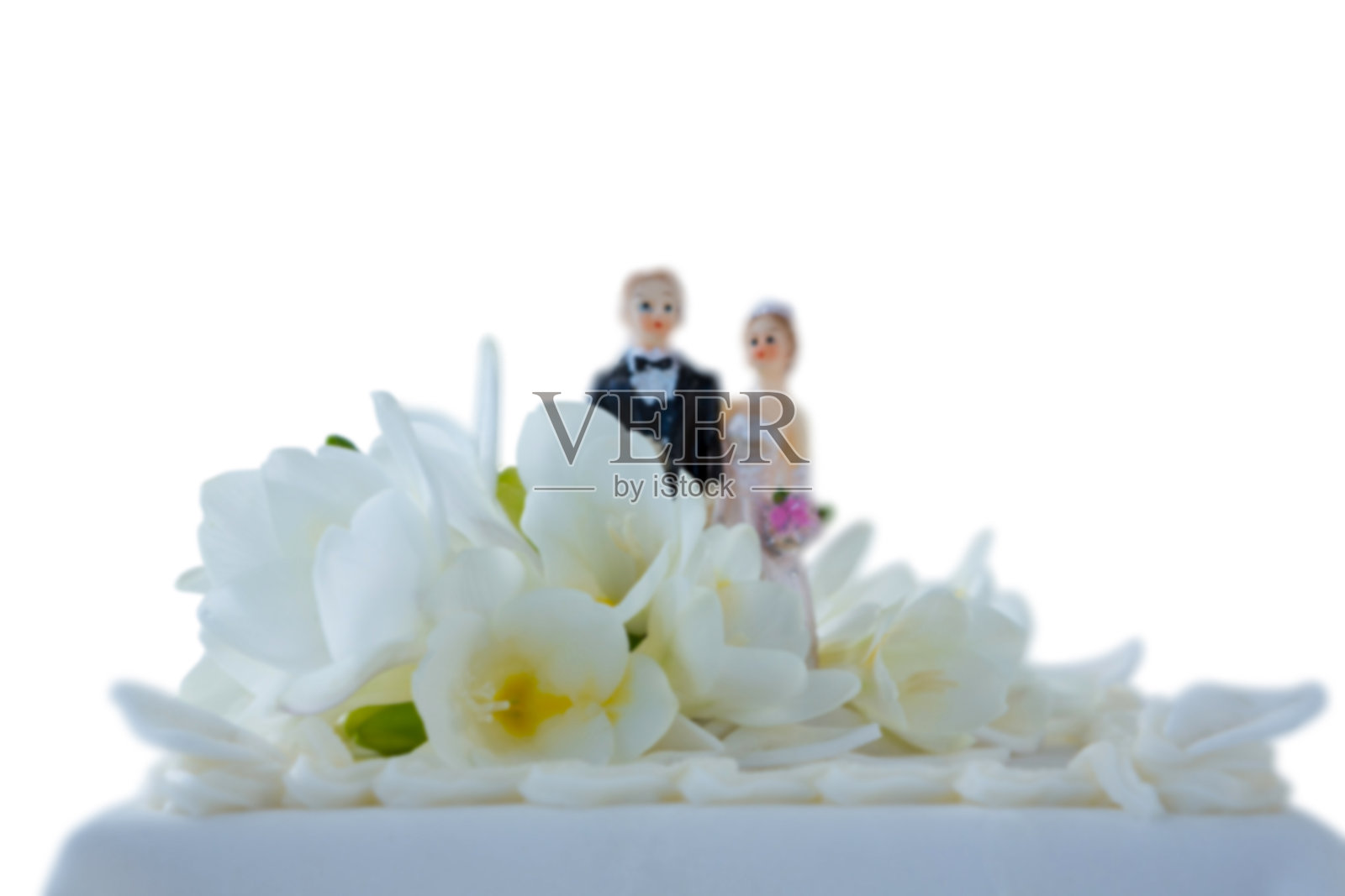 婚礼蛋糕与夫妇雕像和鲜花照片摄影图片