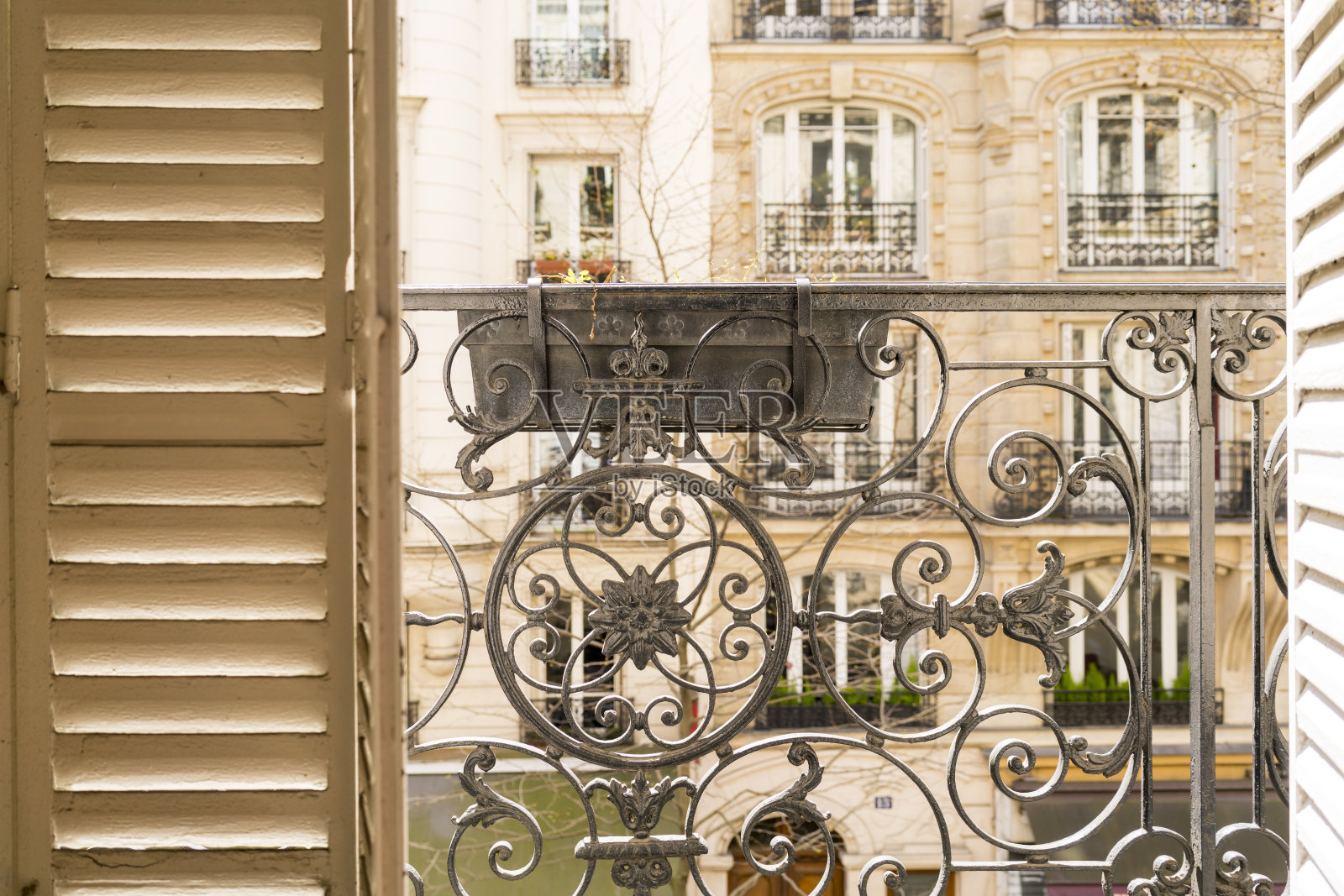 法国巴黎有装饰栏杆和百叶窗的阳台照片摄影图片