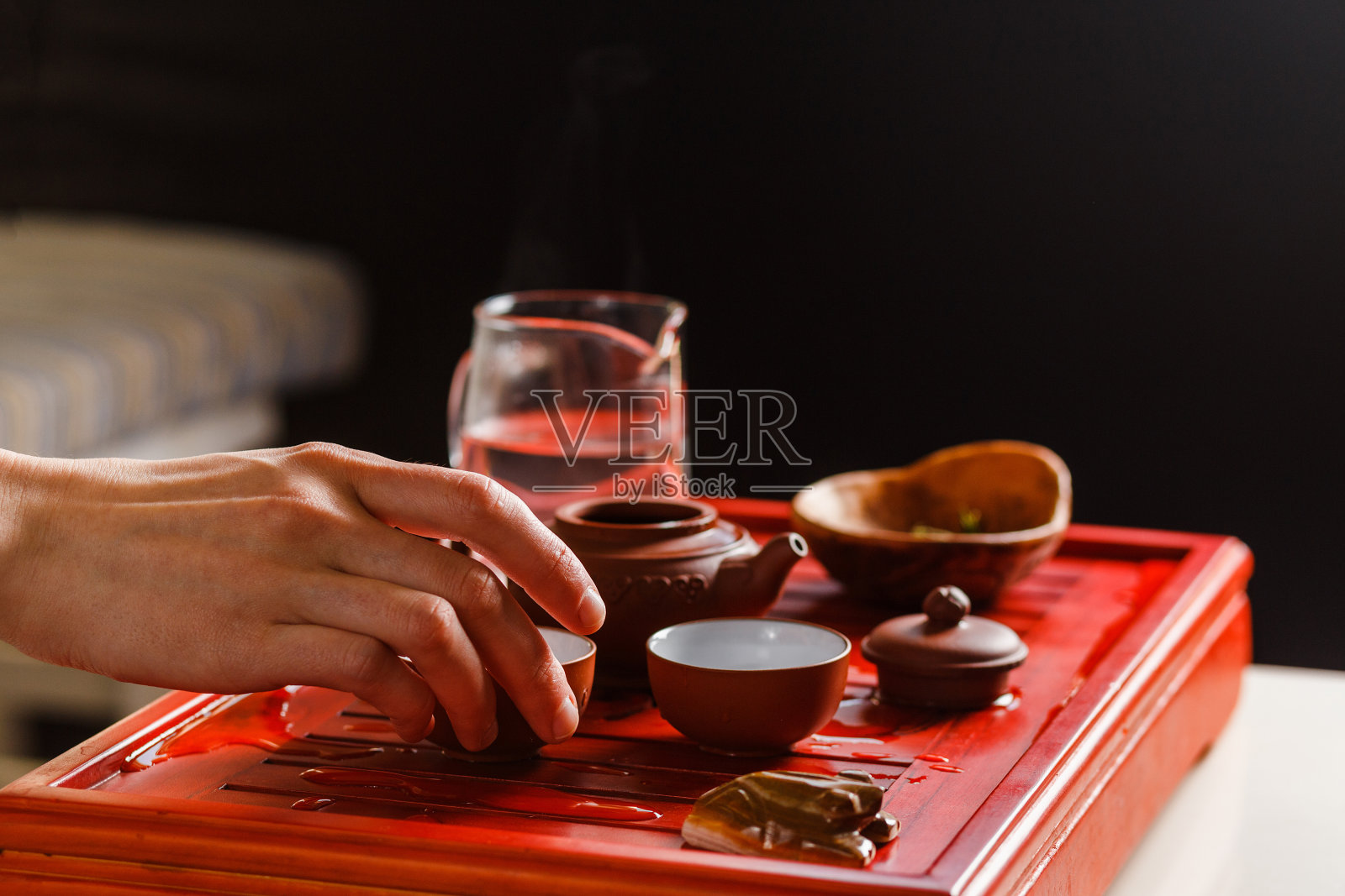 茶道上泡茶的过程。照片摄影图片