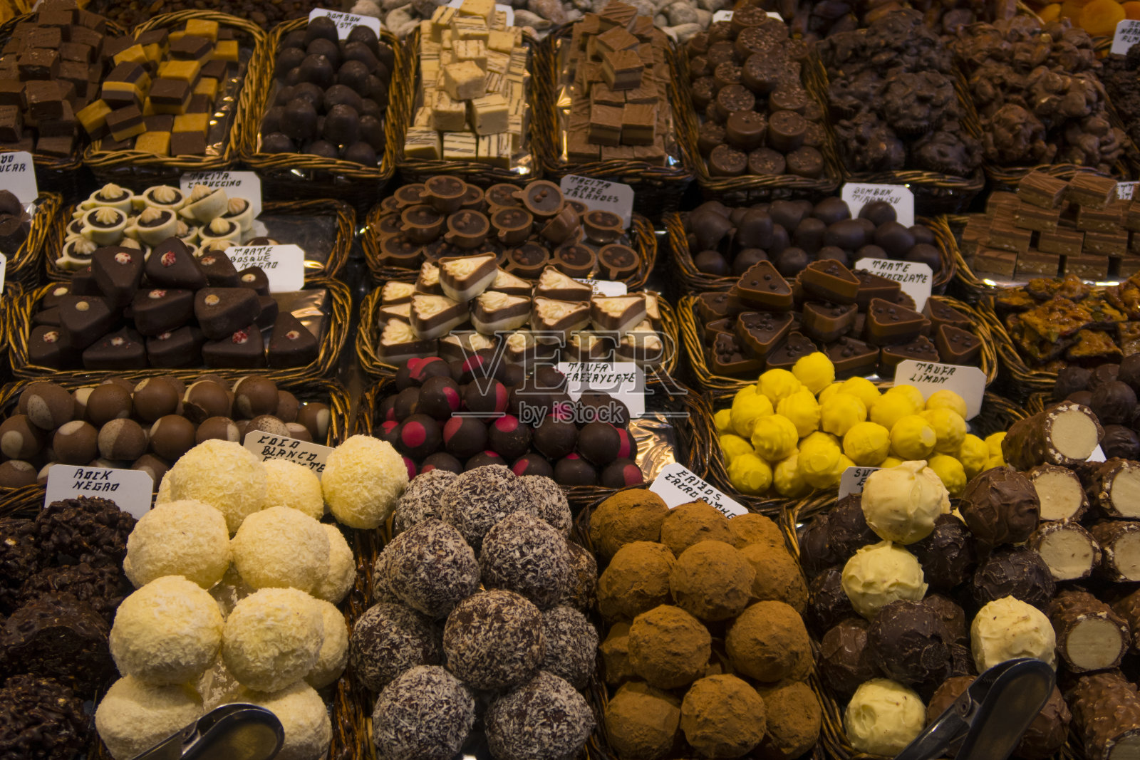 来自巴塞罗那boqueria市场的巧克力和巧克力照片摄影图片