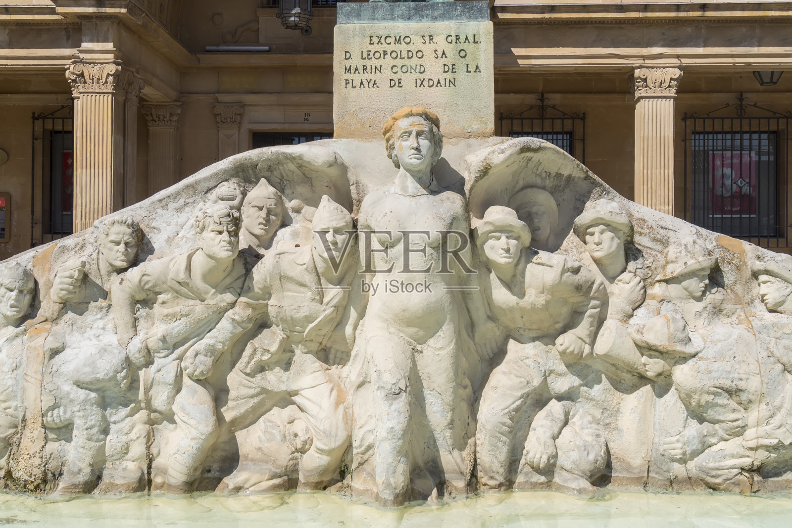西班牙乌贝达安达卢西亚广场上的莱奥波尔多·萨罗将军雕像照片摄影图片