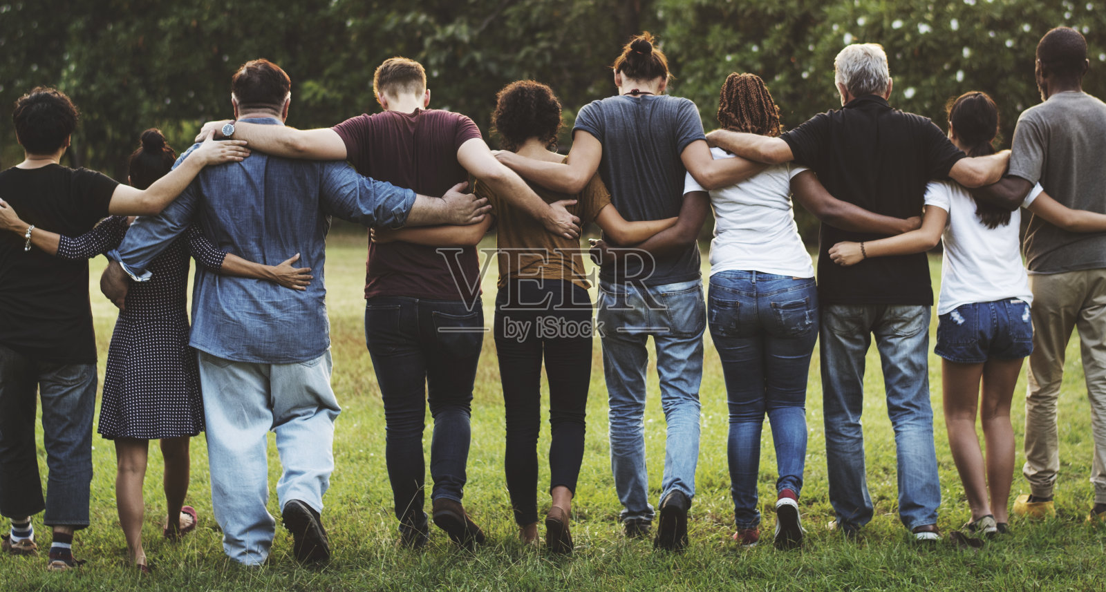 一群朋友背对背挤在一起照片摄影图片