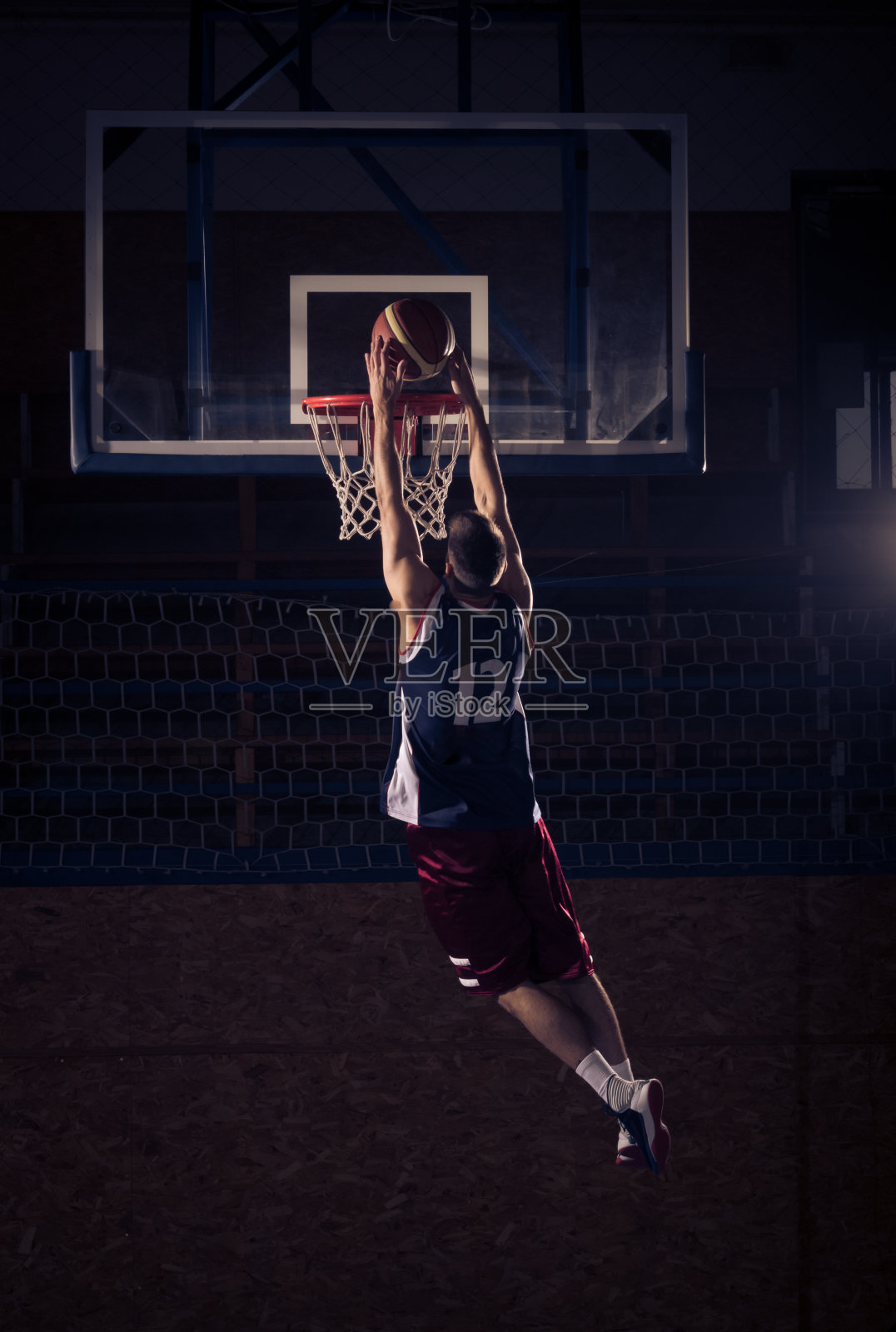 篮球运动员扣篮，在空中照片摄影图片