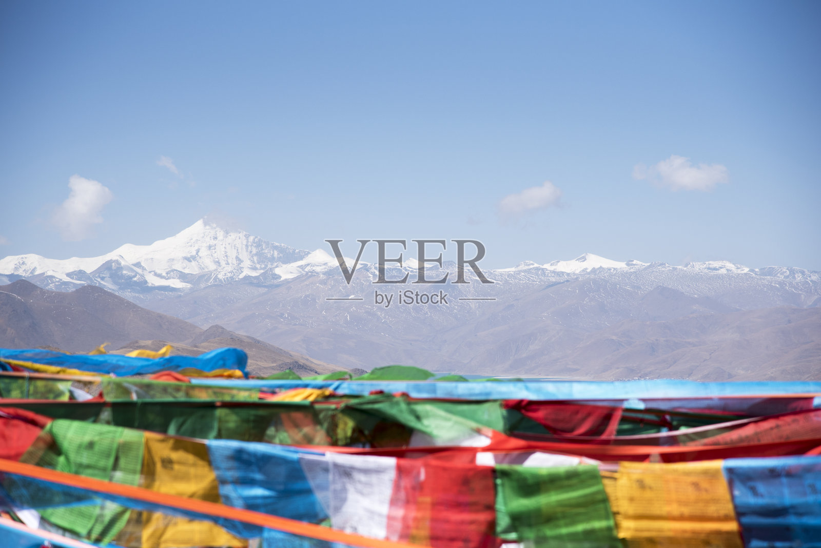 西藏经幡的背景是喜马拉雅山照片摄影图片