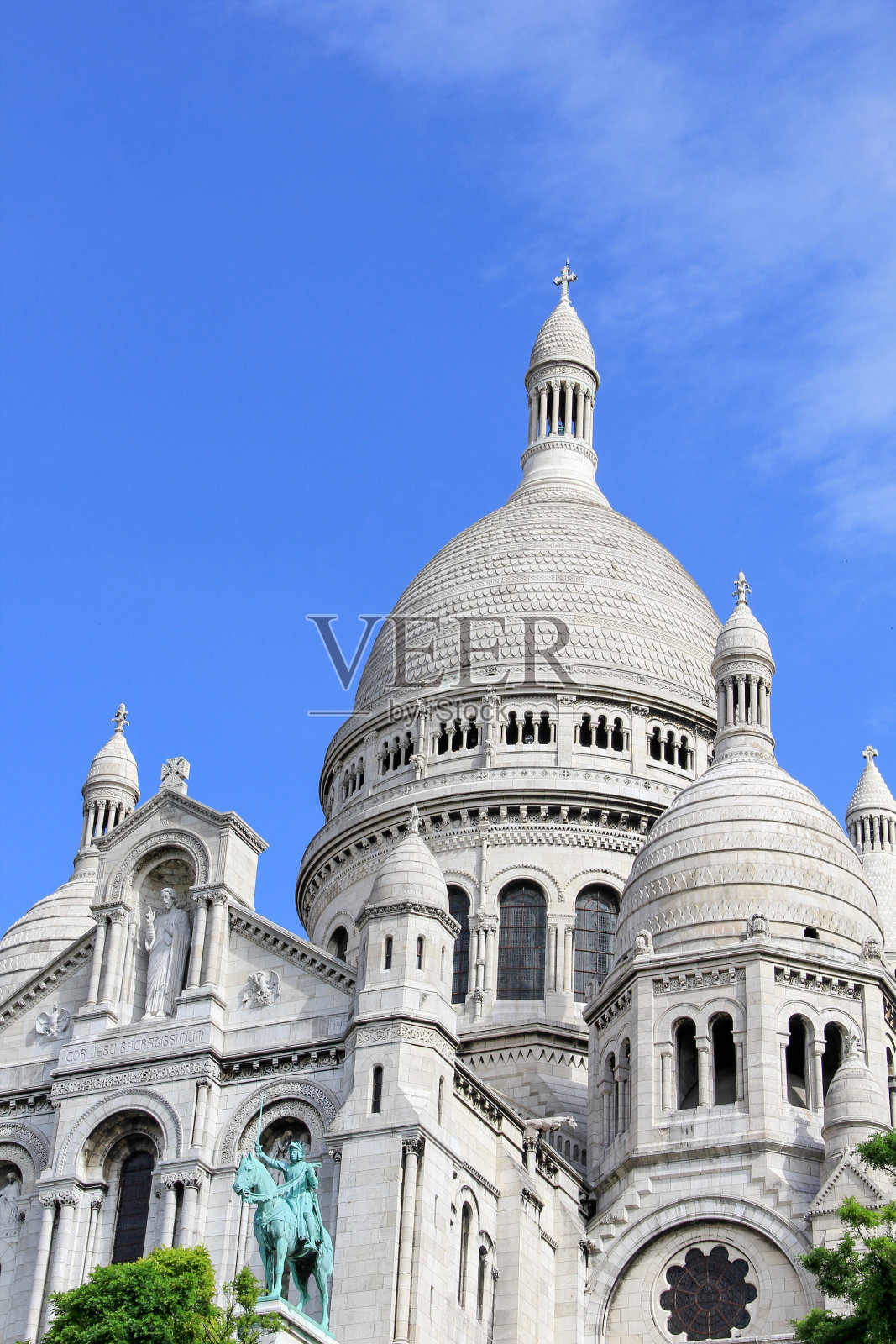 蓝天下著名的圣心大教堂，法国巴黎。照片摄影图片