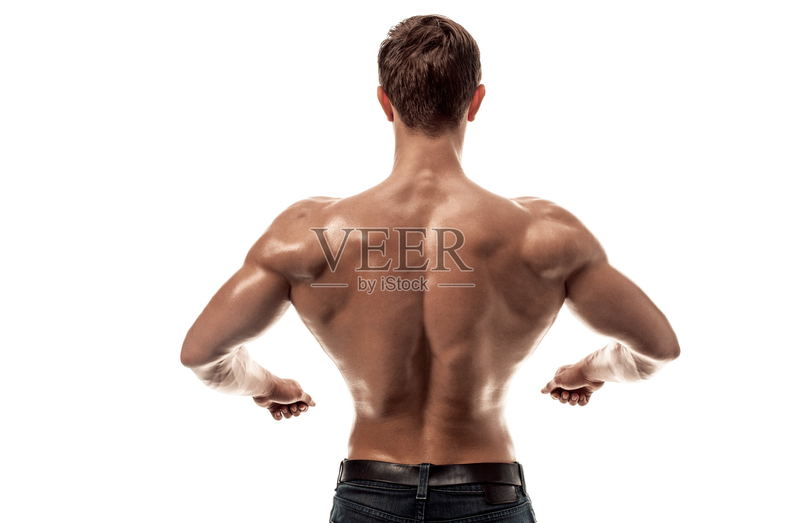 强壮的运动员健身模型摆背部肌肉，三头肌在白色的背景。本空间照片摄影图片