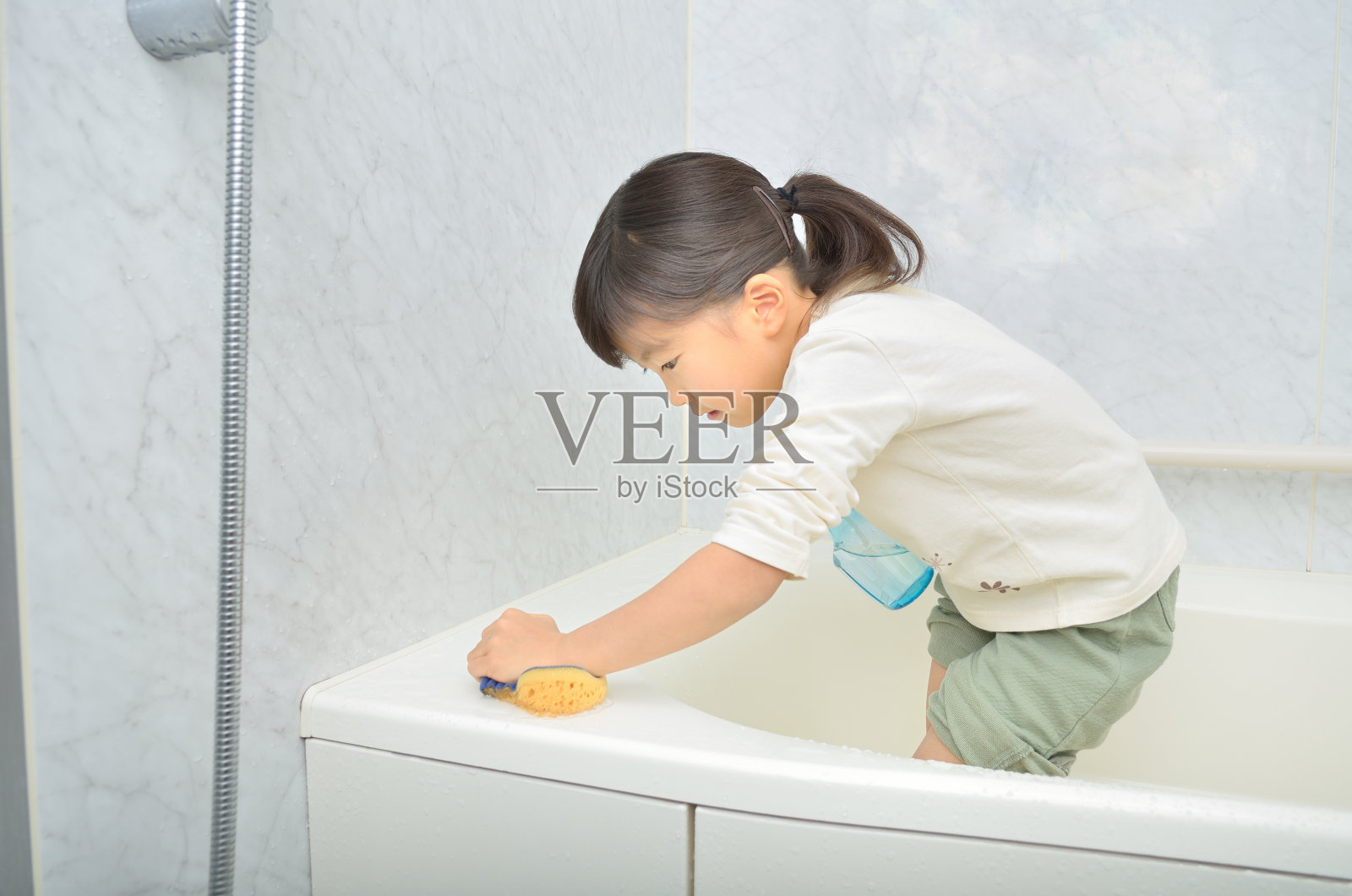 風呂掃除をする女の子照片摄影图片