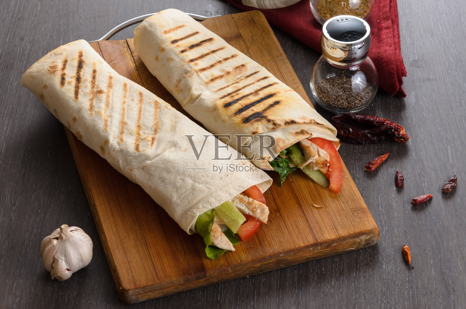 沙乌尔玛鸡卷皮塔饼与新鲜蔬菜和奶油酱组成的木制背景照片摄影图片