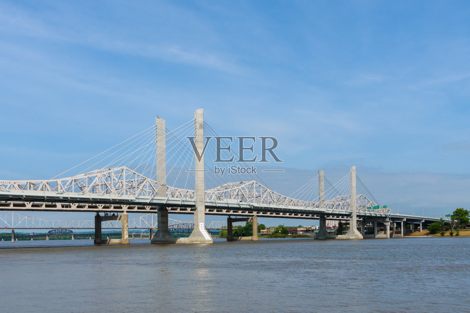 肯塔基州路易斯维尔的俄亥俄河上的桥照片摄影图片
