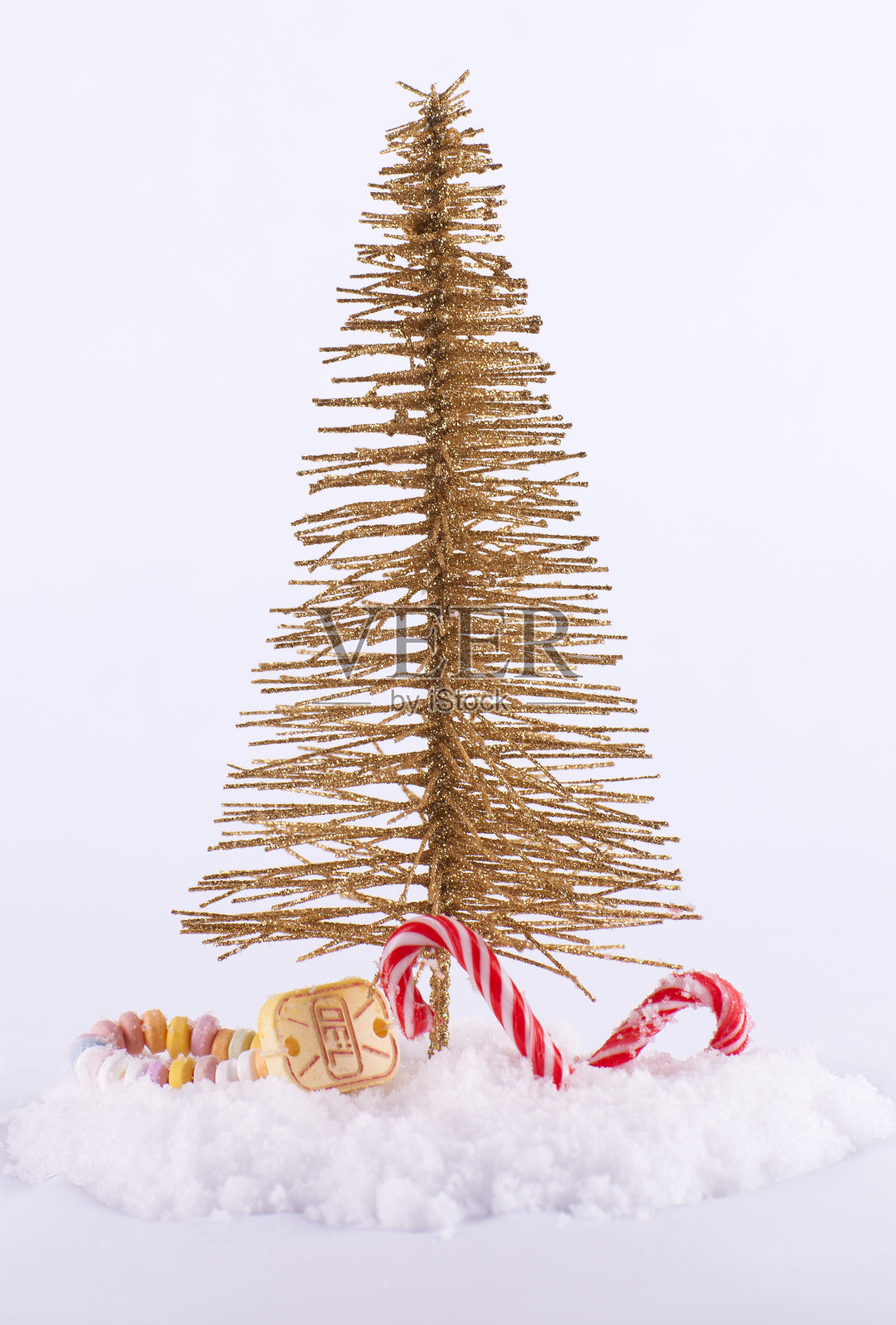 新奇的圣诞树与糖果和白雪的背景照片摄影图片