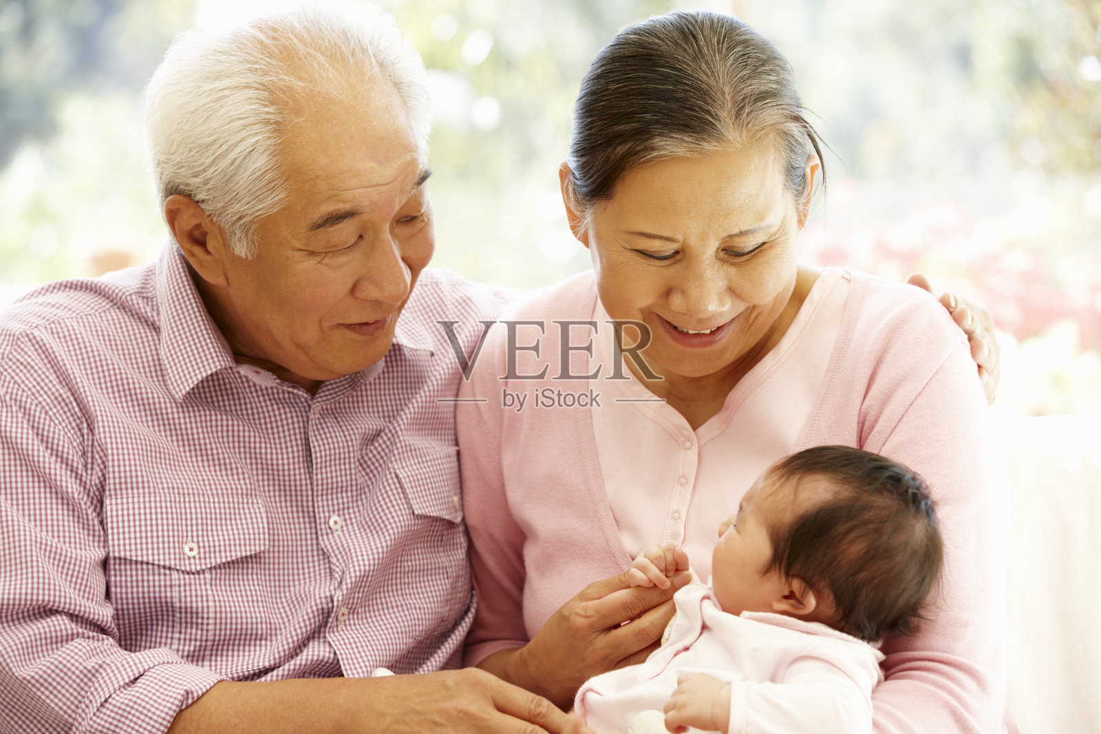 亚洲祖父母和婴儿照片摄影图片