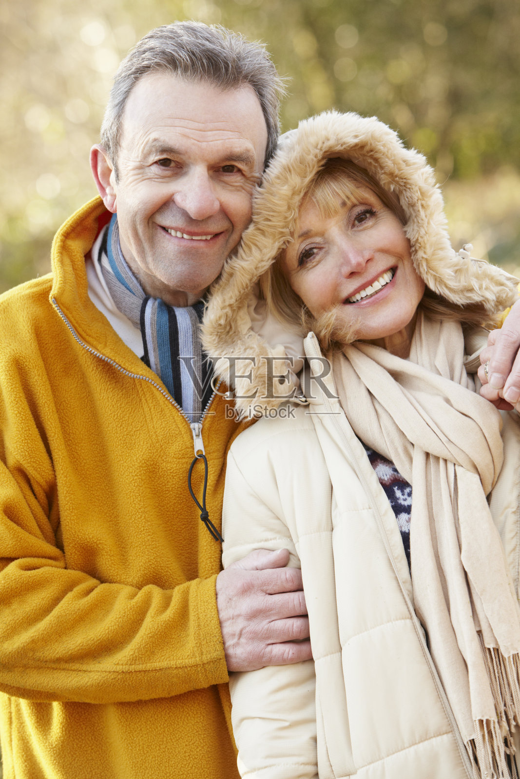一对老年夫妇在室外拍摄冬季照片照片摄影图片