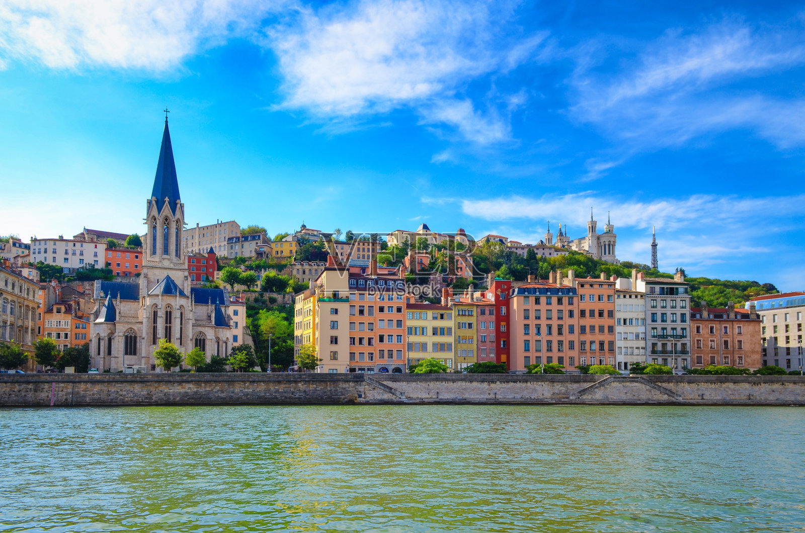 里昂的城市景观从Saone河和五颜六色的房子照片摄影图片