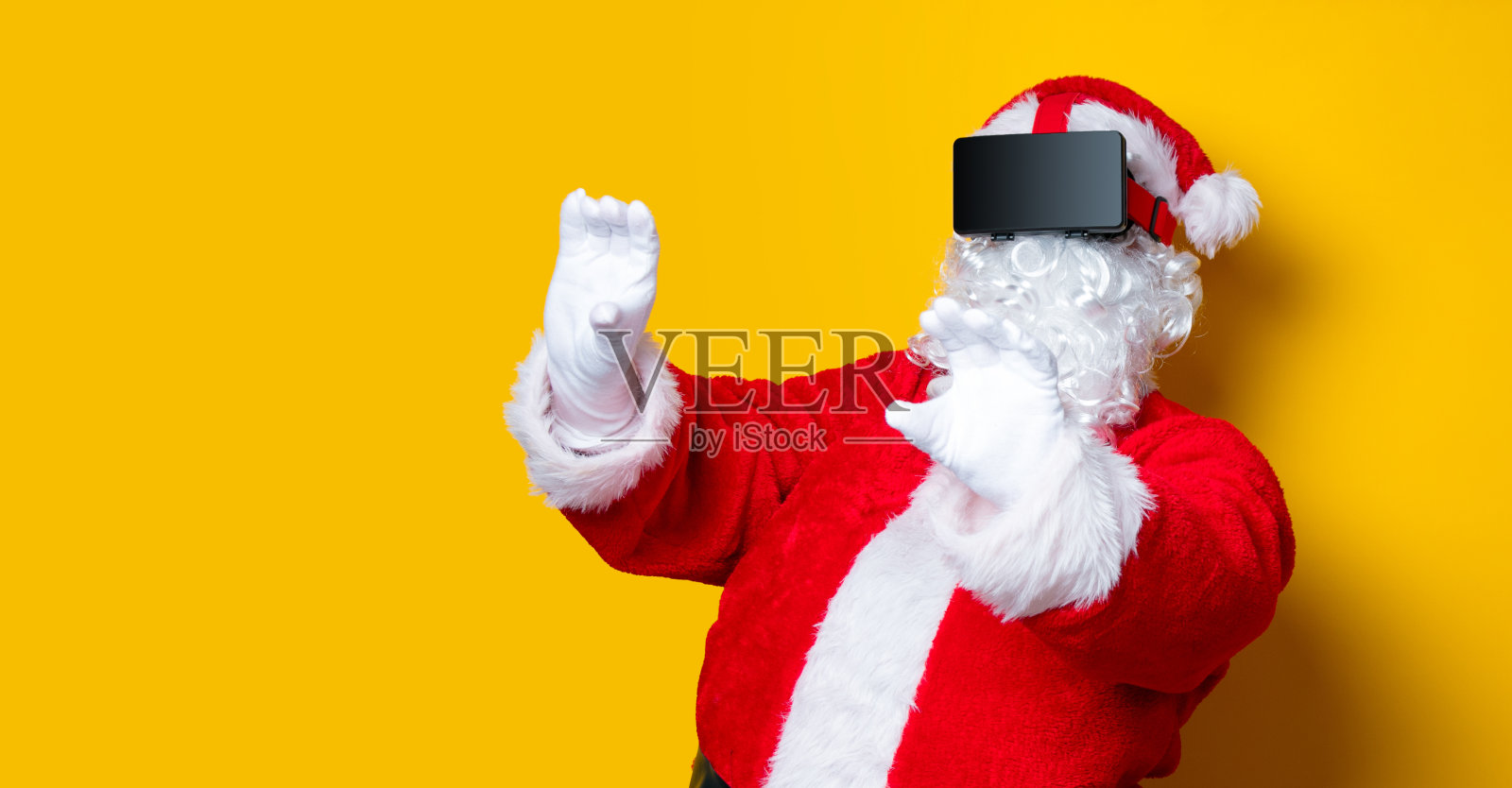 有趣的圣诞老人戴着VR眼镜享受快乐照片摄影图片