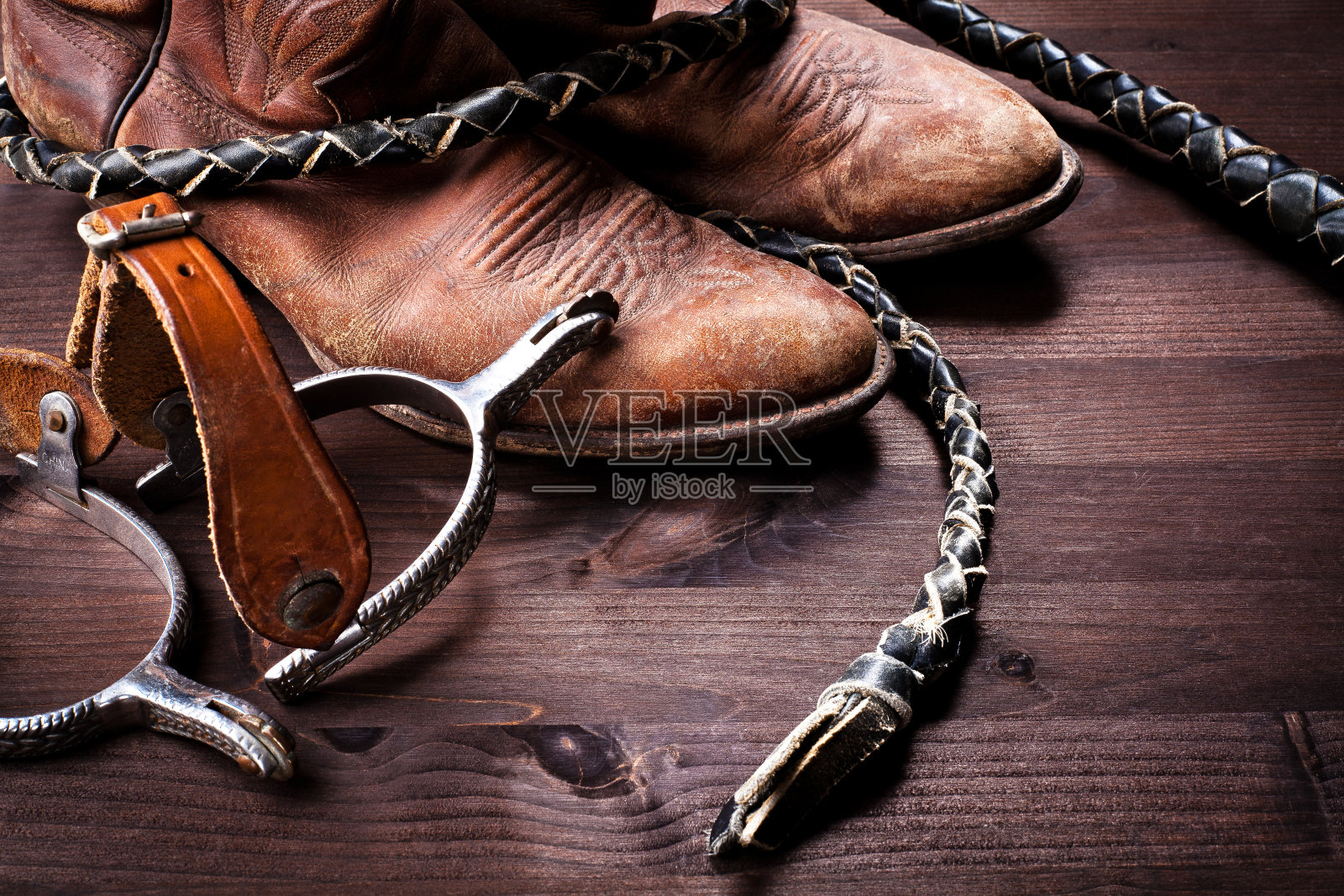 牛仔靴，木鞭和马刺照片摄影图片