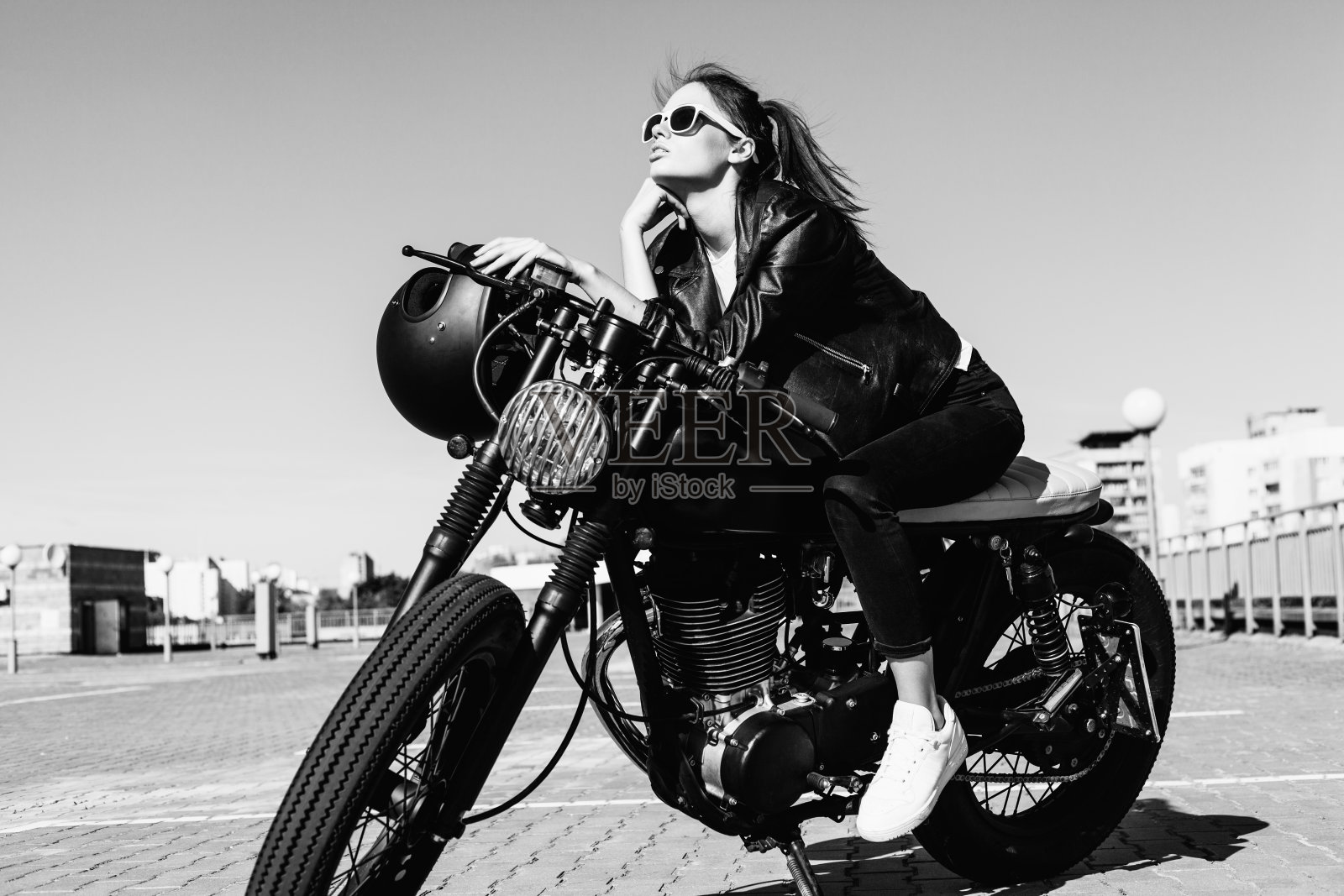 骑摩托车的女孩坐在老式定制摩托车上照片摄影图片