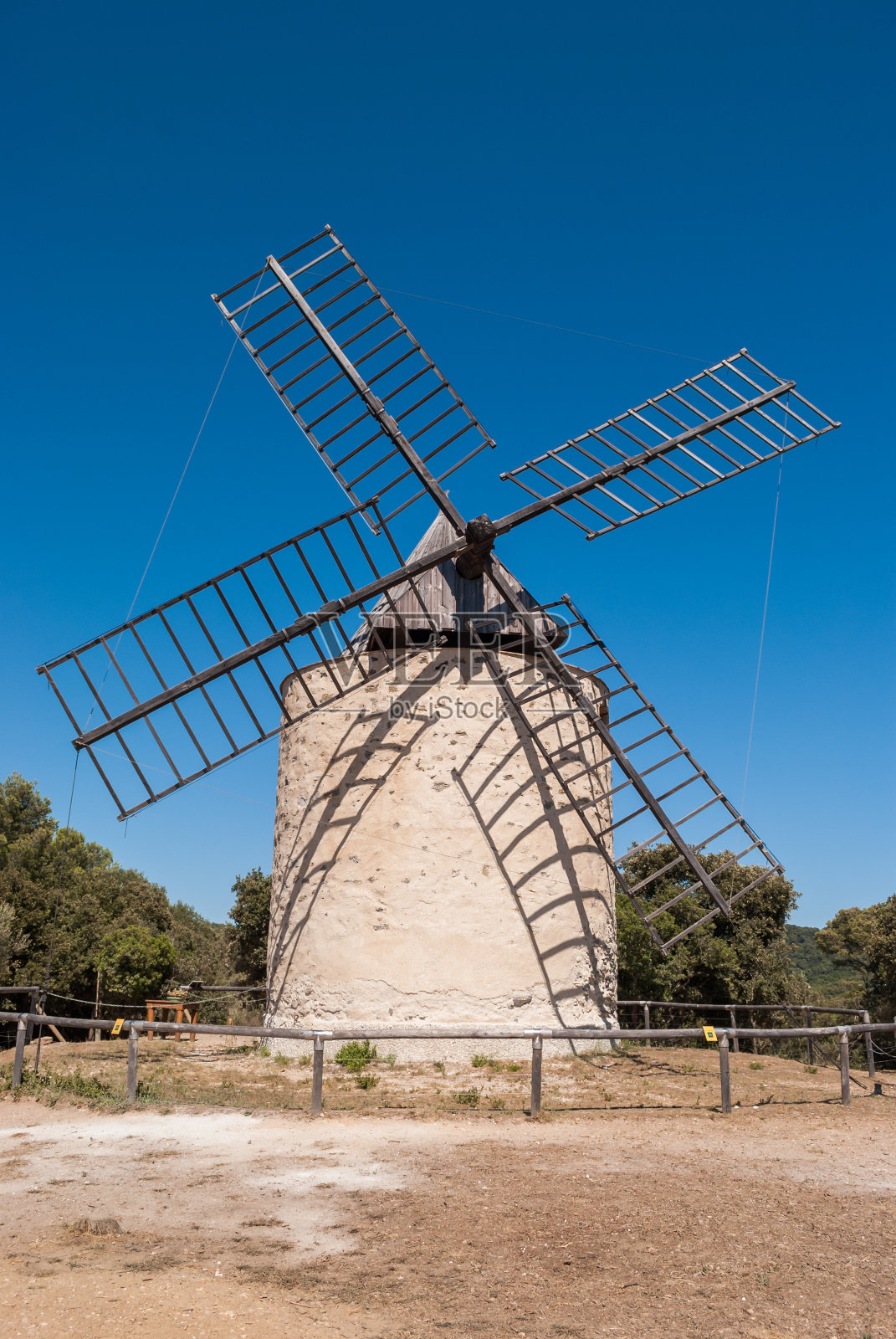 幸福的风车，法国Porquerolles岛照片摄影图片