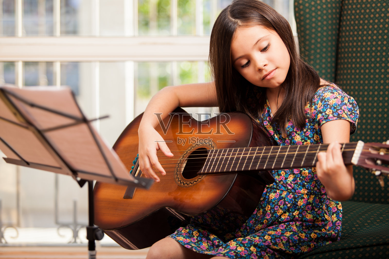 可爱的小女孩弹吉他照片摄影图片