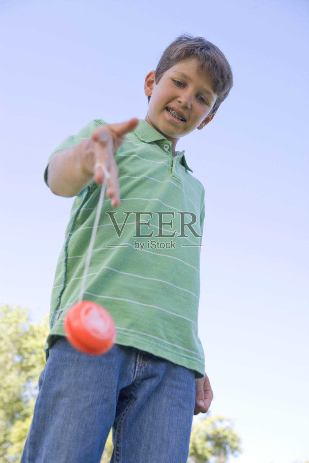 小男孩在户外玩溜溜球微笑照片摄影图片