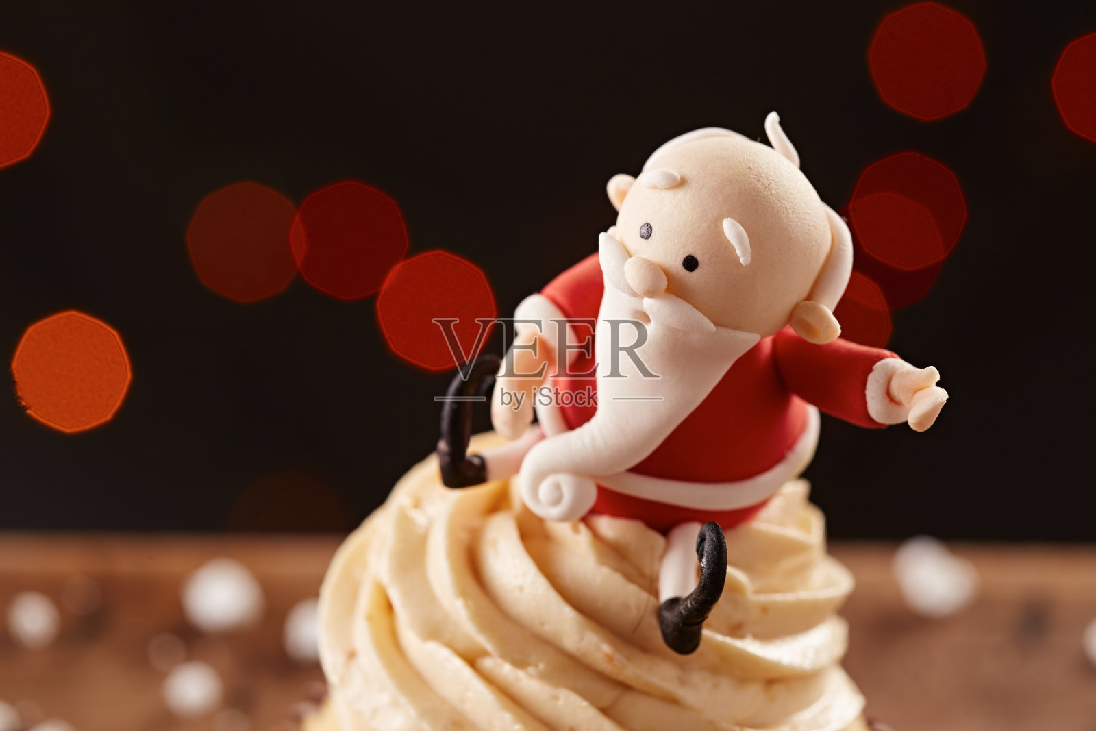 圣诞背景上的圣诞老人蛋糕细节照片摄影图片