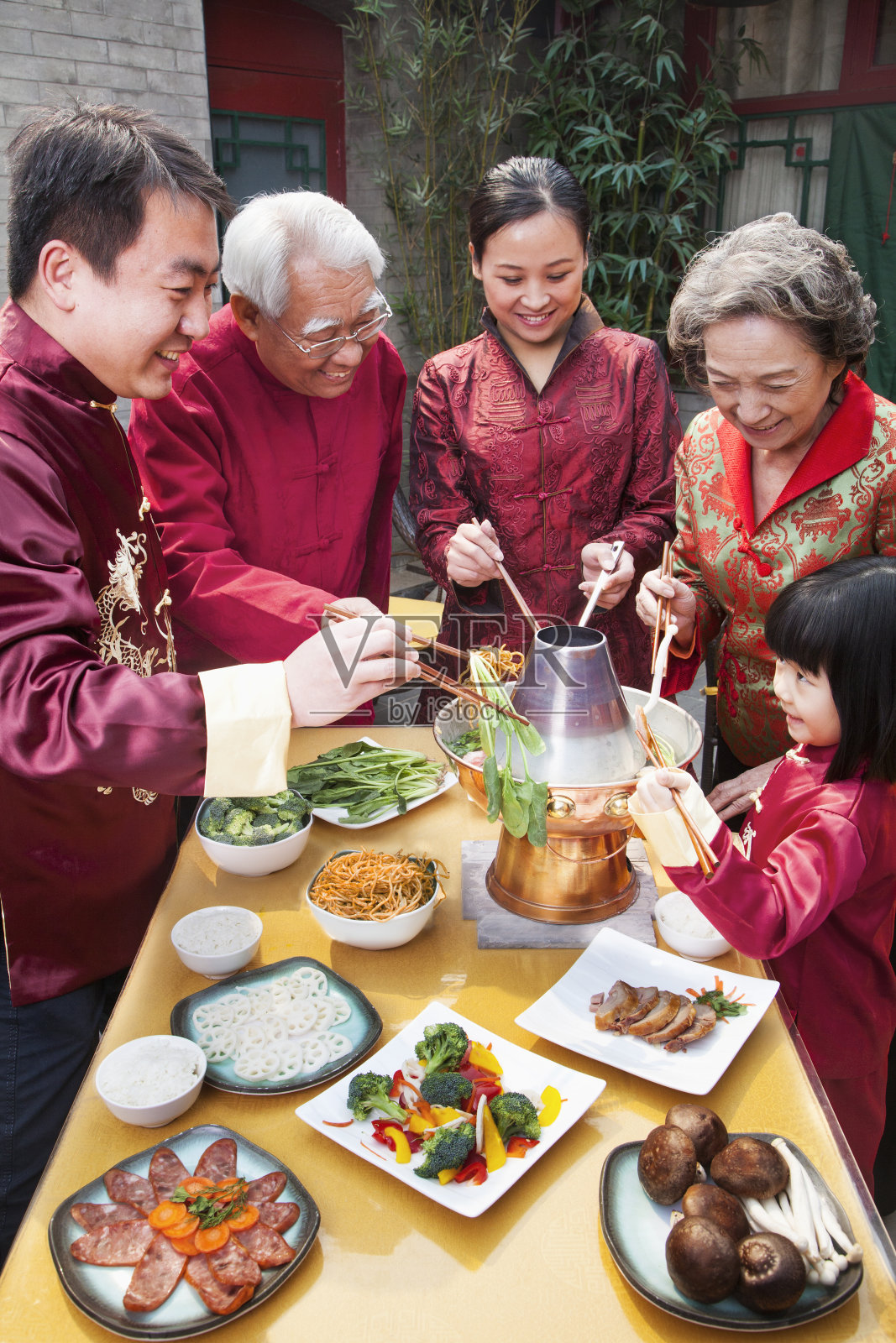 一家人穿着中国服装享用传统大餐照片摄影图片
