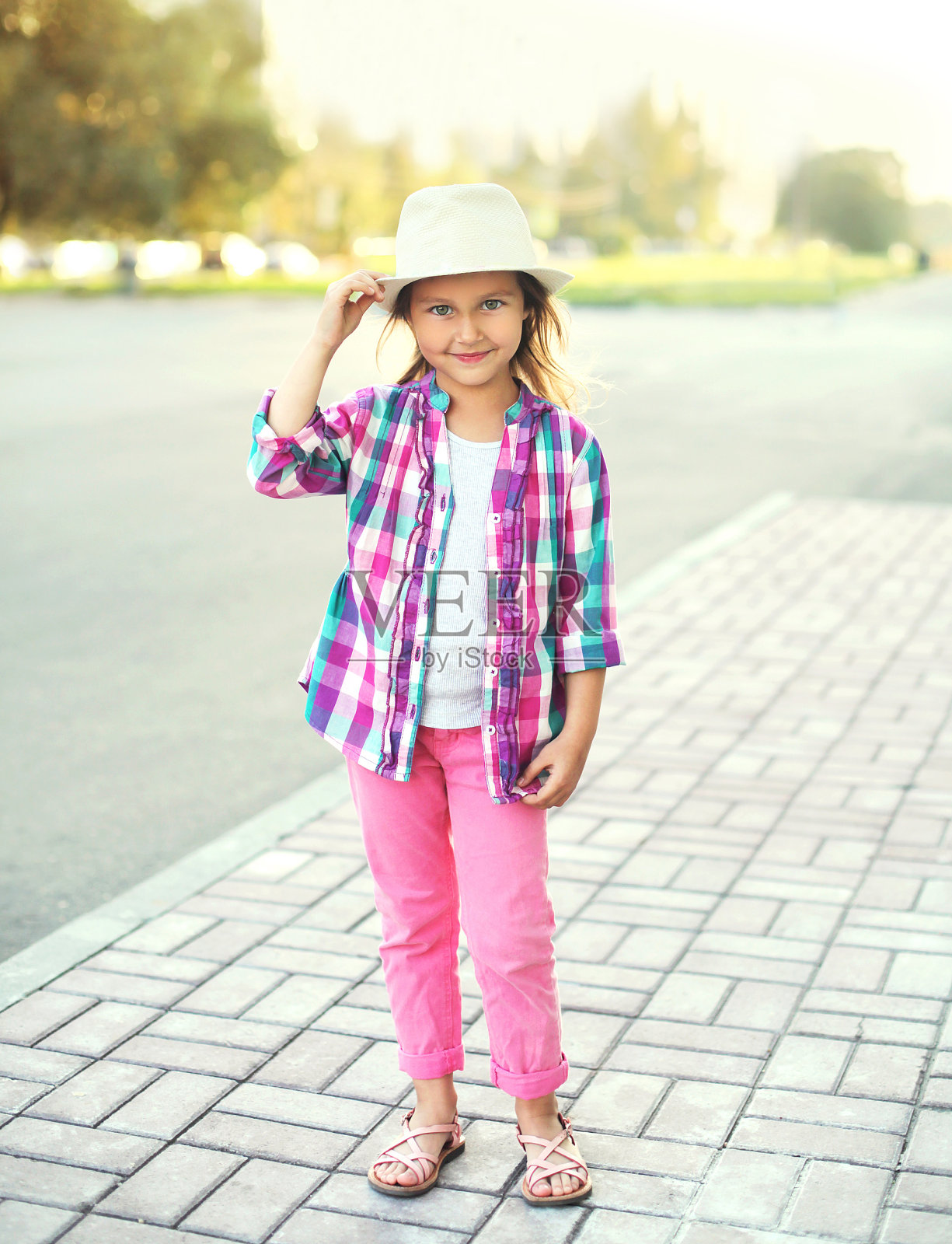 美丽微笑的小女孩，孩子穿着衬衫和帽子照片摄影图片