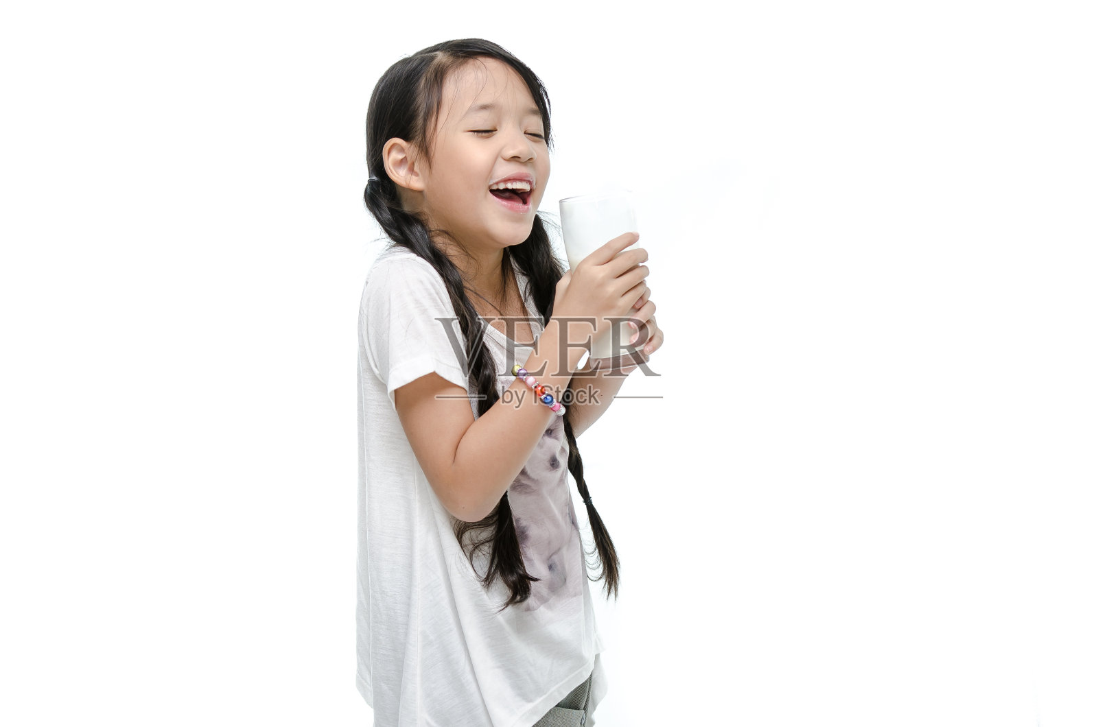 喝牛奶的亚洲小女孩照片摄影图片