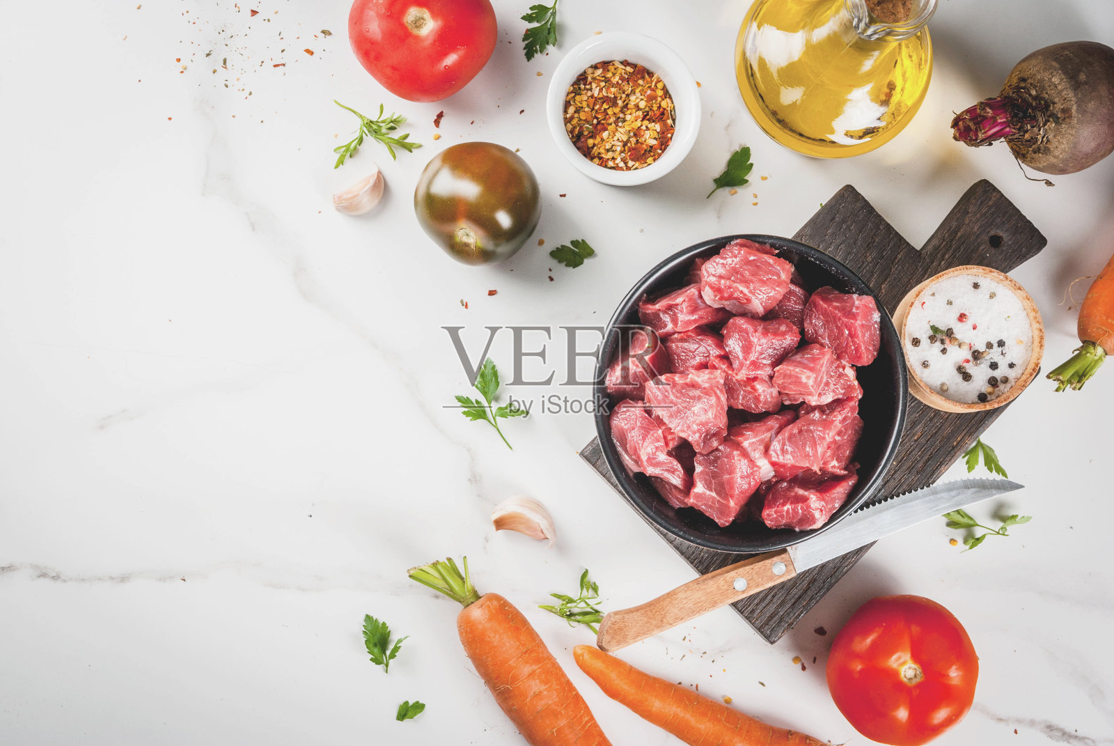 加香料和蔬菜的生牛肉炖牛肉照片摄影图片