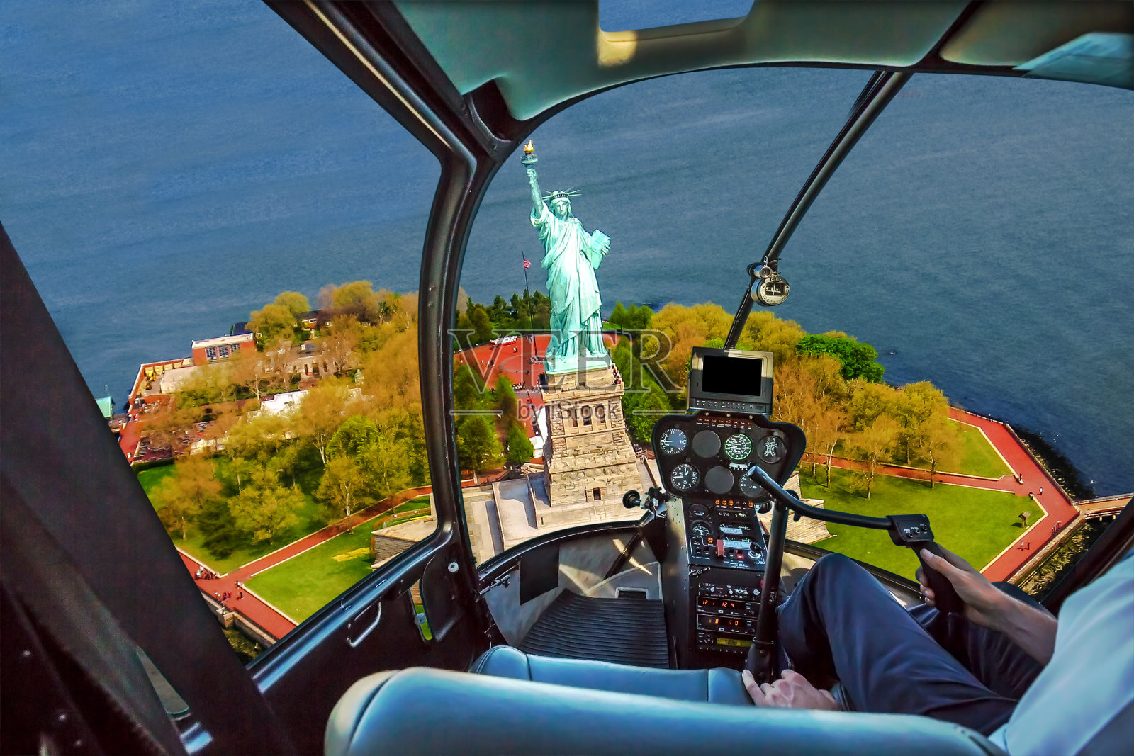 自由岛上的直升机照片摄影图片
