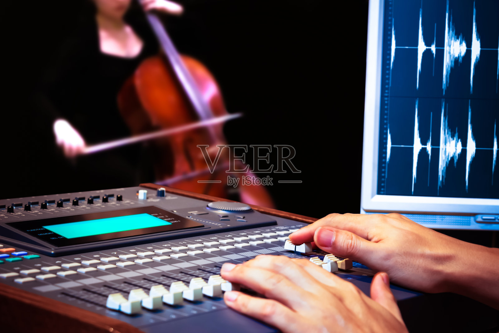 音响工程师双手工作的数字混音大提琴录音照片摄影图片