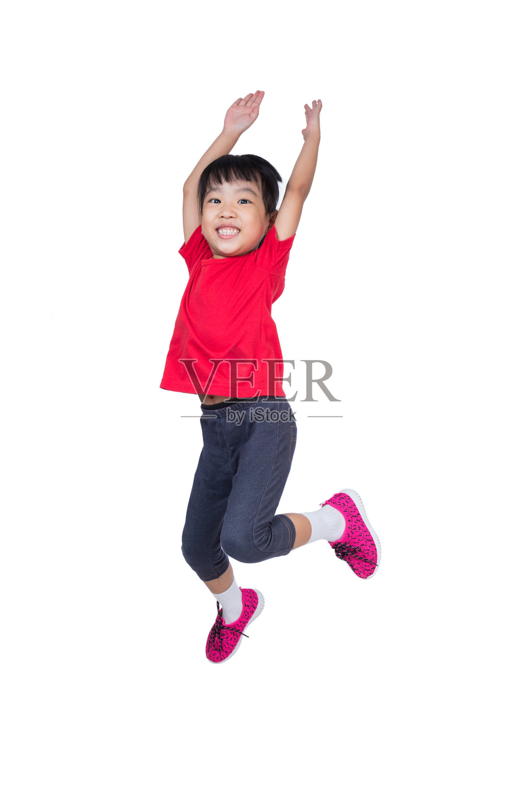 亚洲华人小女孩跳起来，挥舞着她的手照片摄影图片