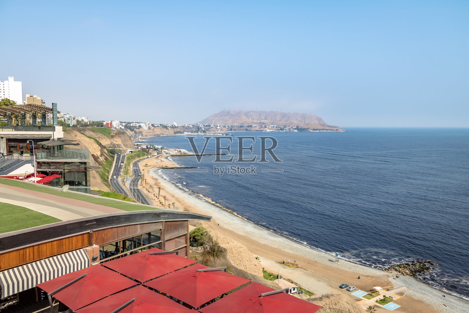 鸟瞰米拉弗洛雷斯绿色海岸-利马，秘鲁照片摄影图片