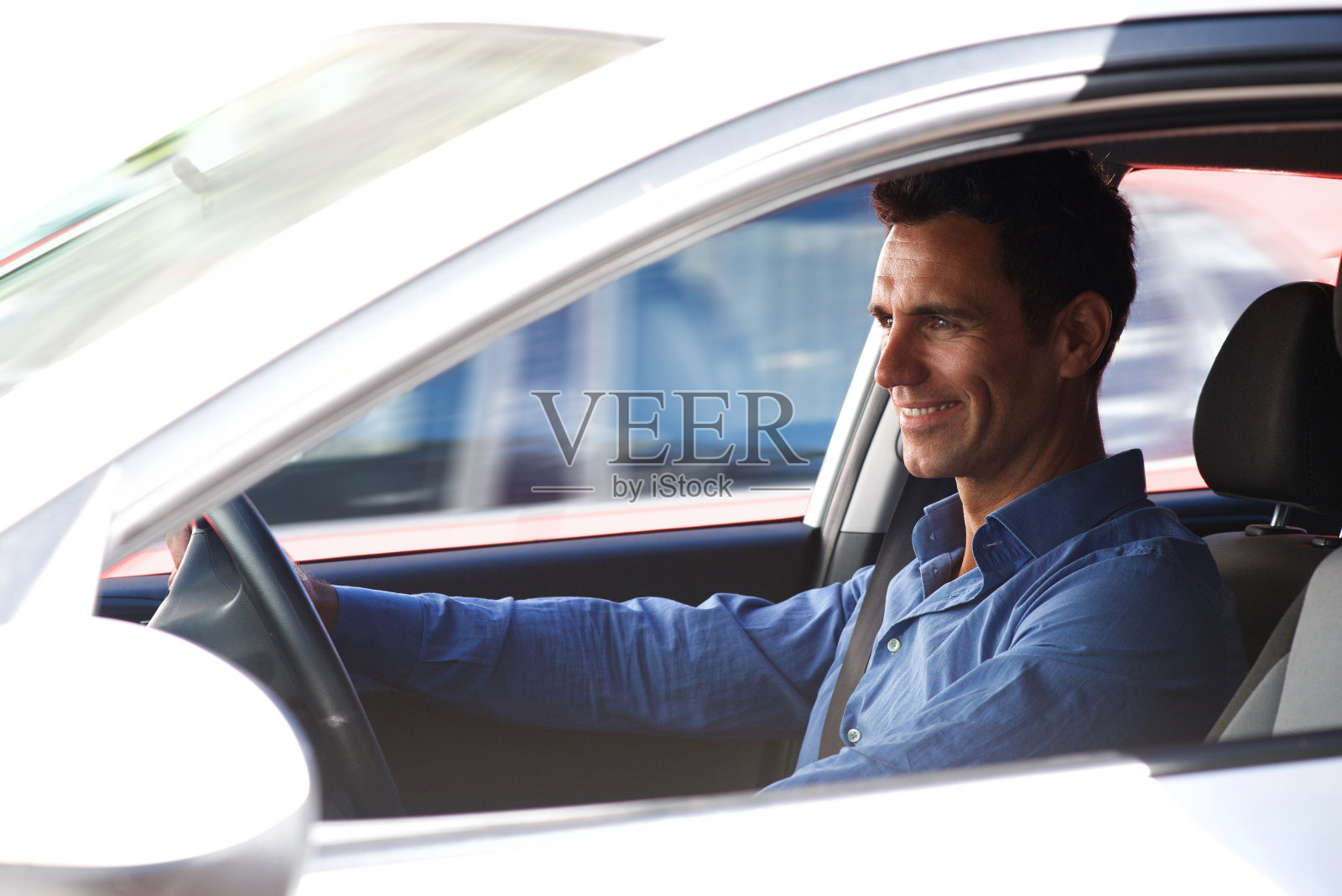 微笑的男人开车照片摄影图片
