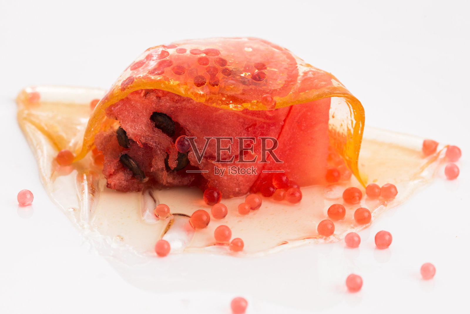 蜂蜜包裹西瓜和草莓鱼子酱-分子美食照片摄影图片
