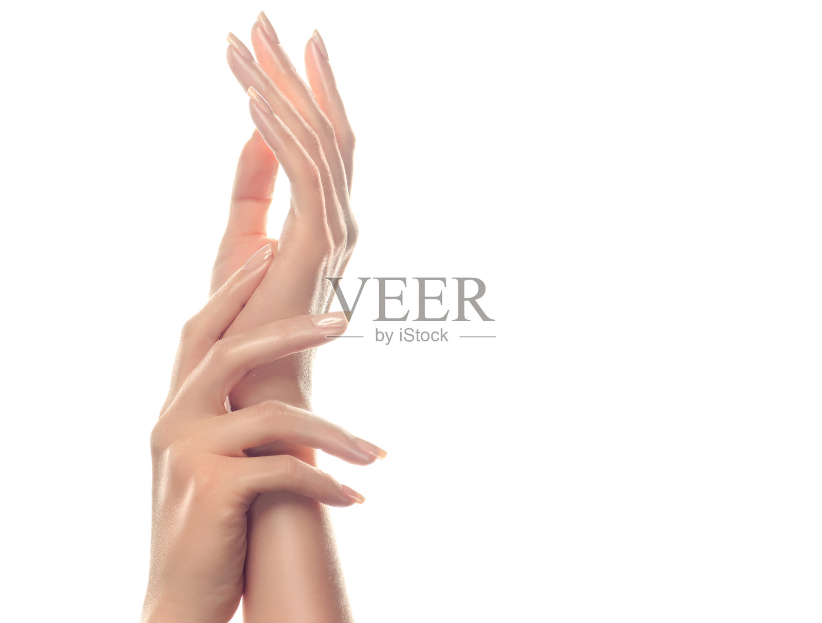 手部皮肤护理。近距离的图像美丽的女人的手与浅粉红色的指甲。照片摄影图片