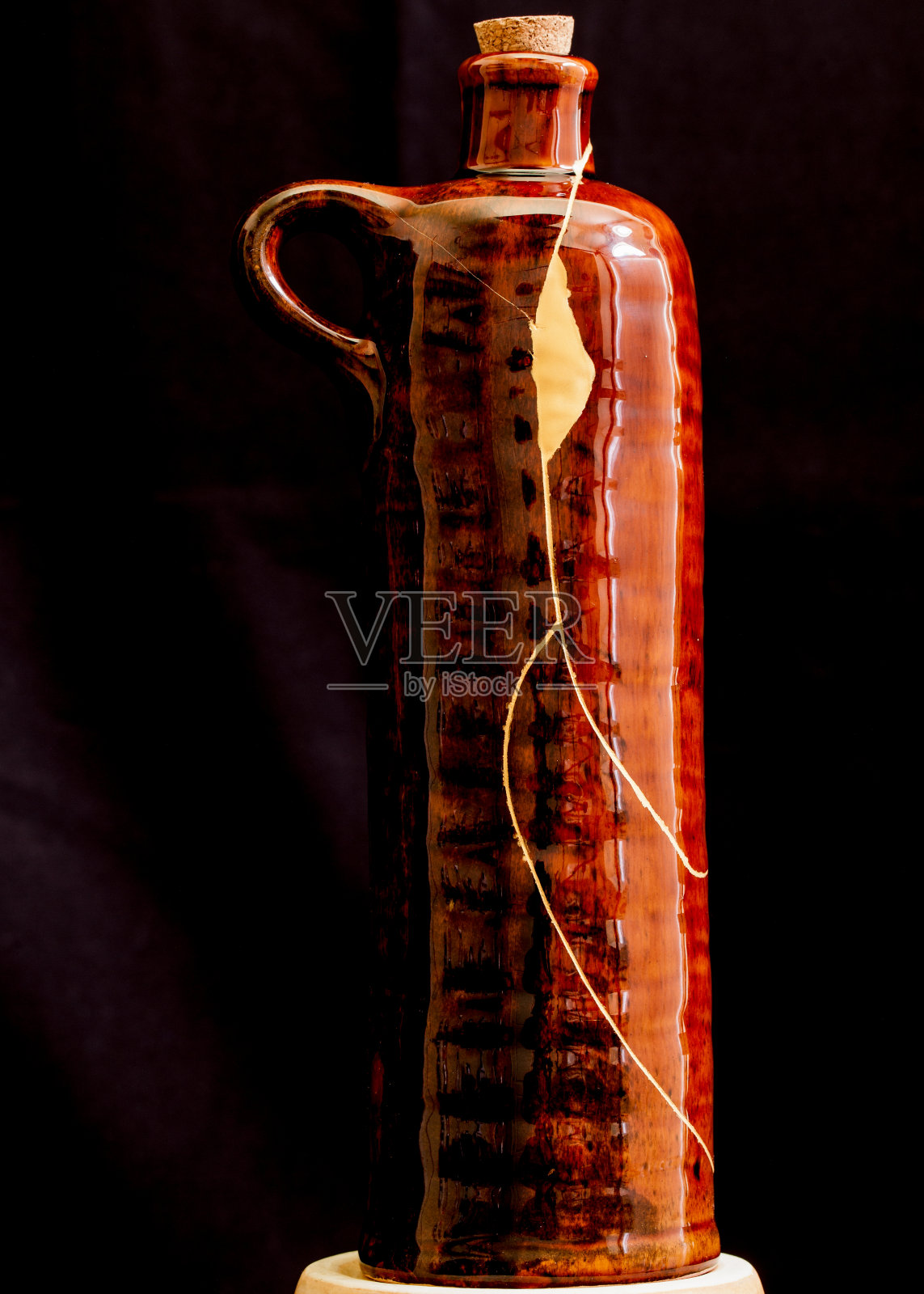 一个用金杉修理的酒瓶。照片摄影图片