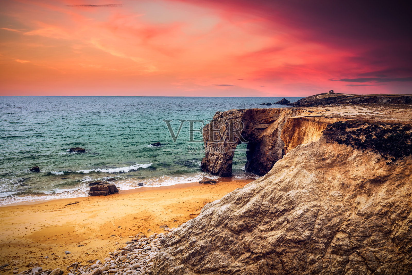 法国布列塔尼(Bretagne)，欧洲，法国布列塔尼，壮观的自然悬崖和石拱和美丽著名的海岸线照片摄影图片