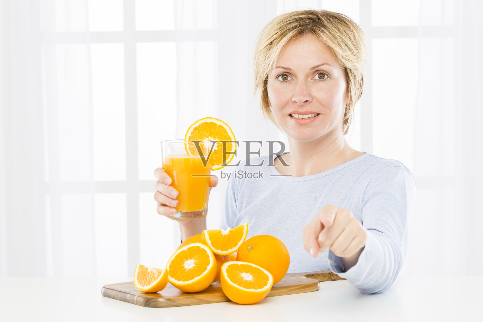 女人和橘子。照片摄影图片