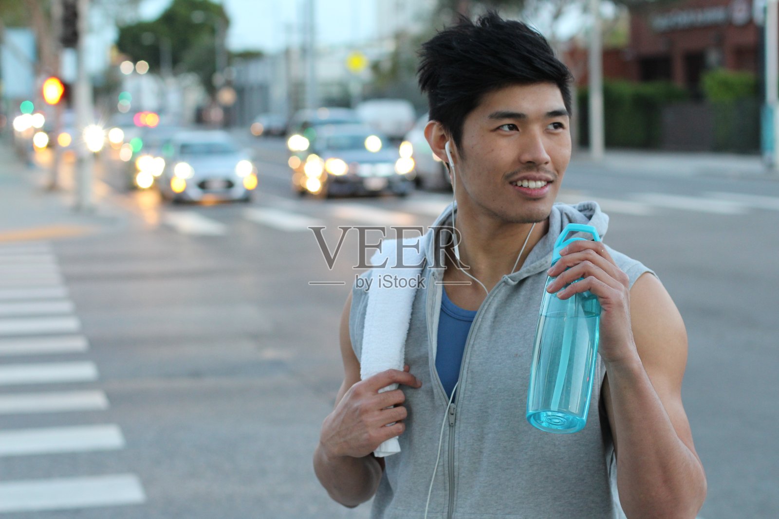 亚洲跑步者喝运动饮料照片摄影图片