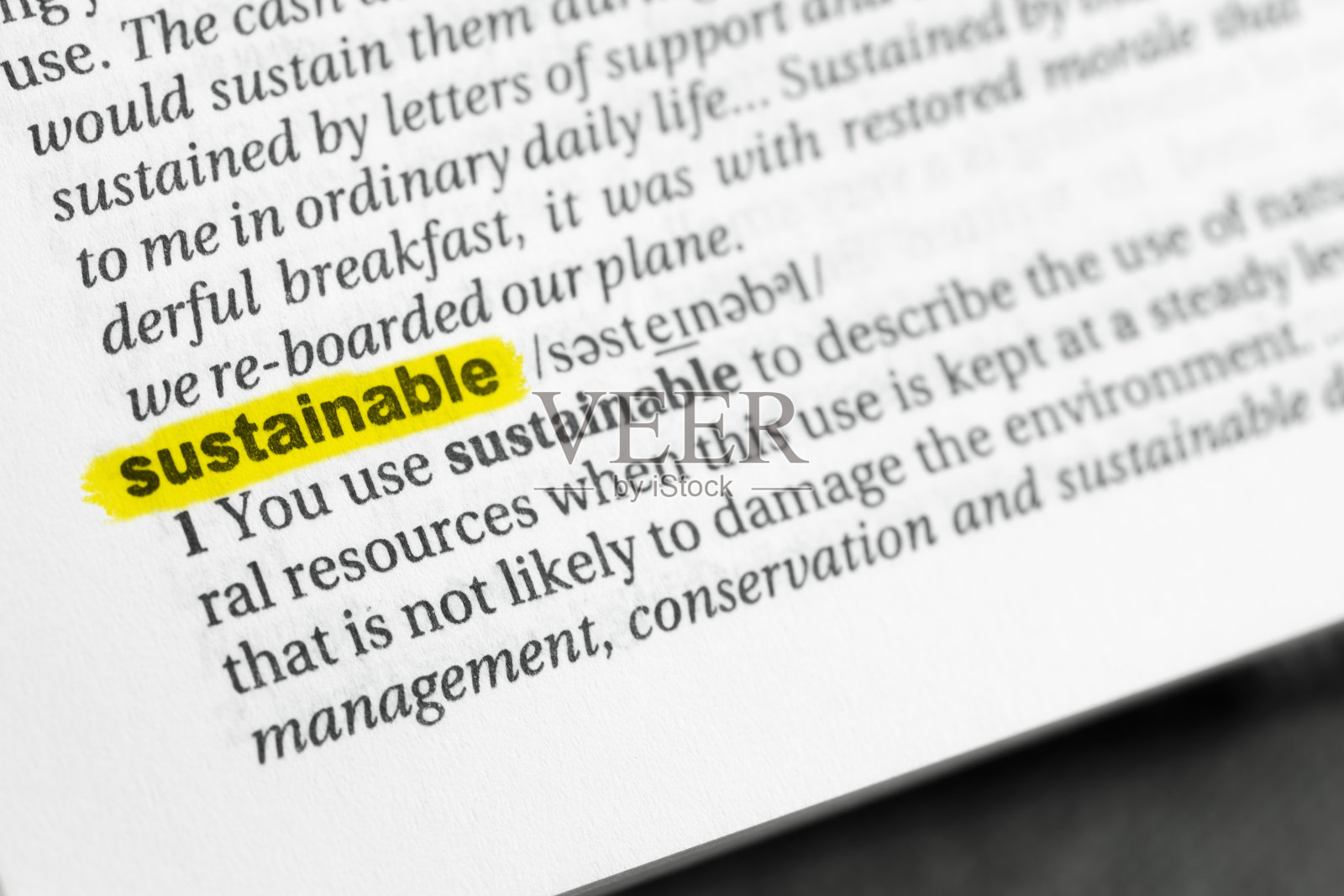 突出了英文单词“sustainable”及其定义照片摄影图片