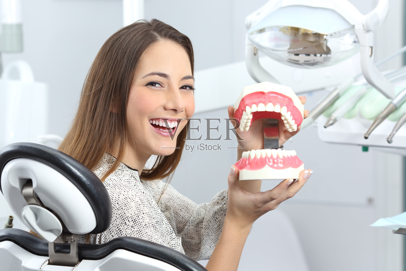 牙医病人微笑着戴着塑料假牙照片摄影图片
