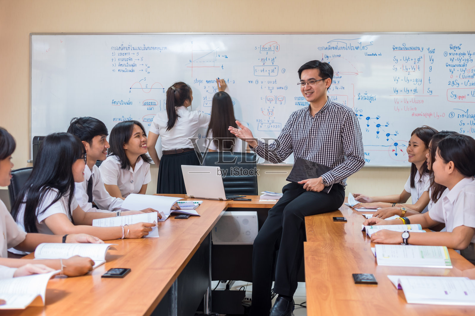 亚洲教师在课堂上给一群大学生上课，大学教育理念照片摄影图片