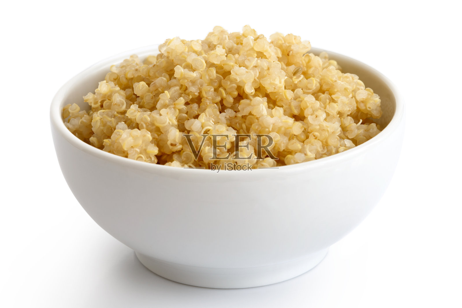 煮熟的藜麦在白色陶瓷碗孤立白色。照片摄影图片