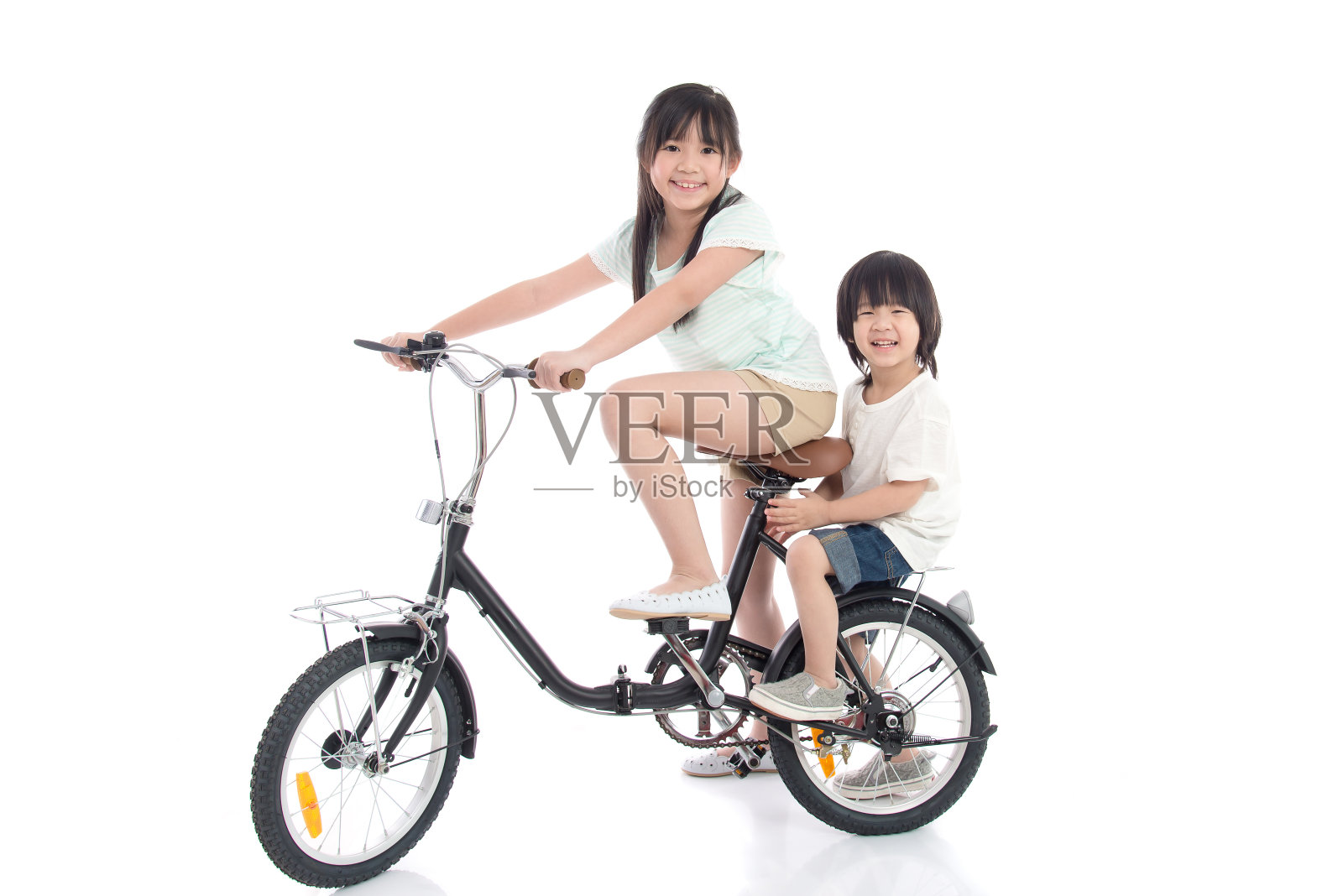 骑自行车的亚洲儿童照片摄影图片
